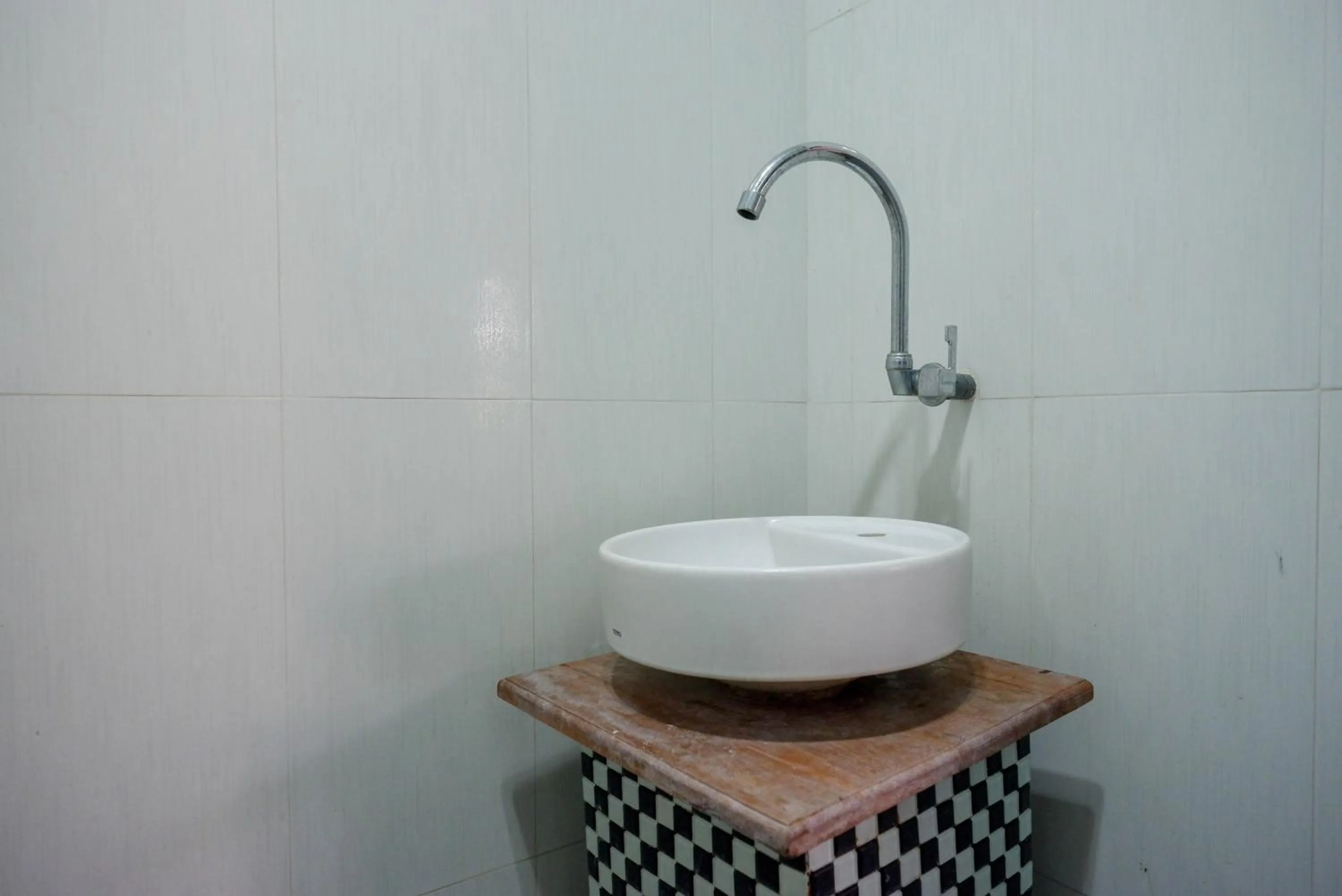 Bathroom in RedDoorz Plus near Amplaz Yogyakarta