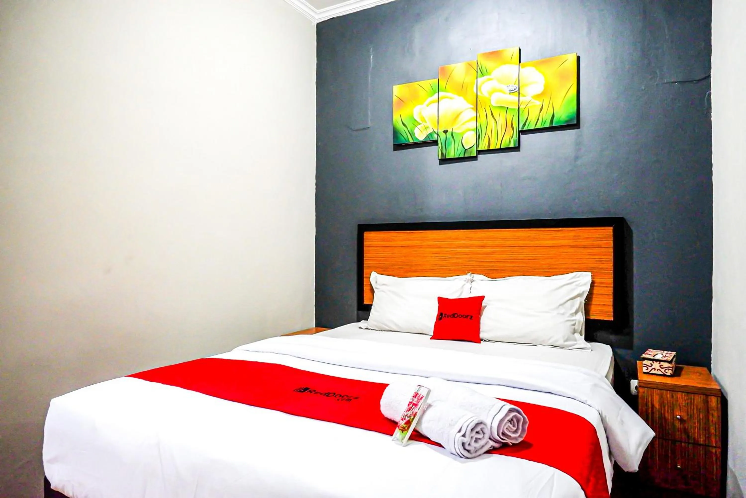 Bedroom, Bed in RedDoorz Plus near Amplaz Yogyakarta