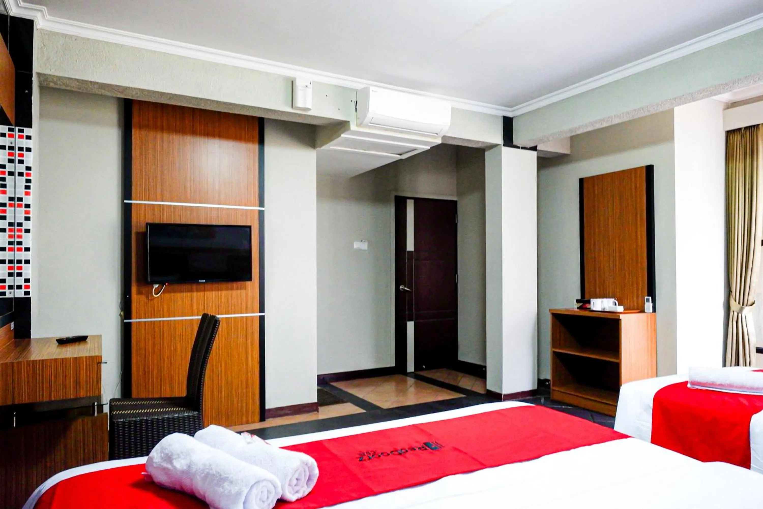 Bedroom, Bed in RedDoorz Plus near Amplaz Yogyakarta