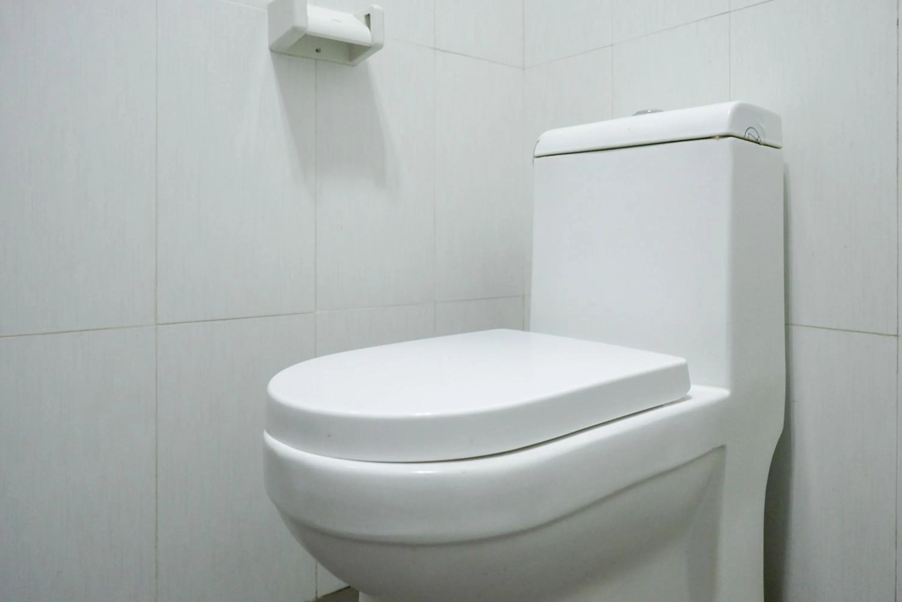 Bathroom in RedDoorz Plus near Amplaz Yogyakarta