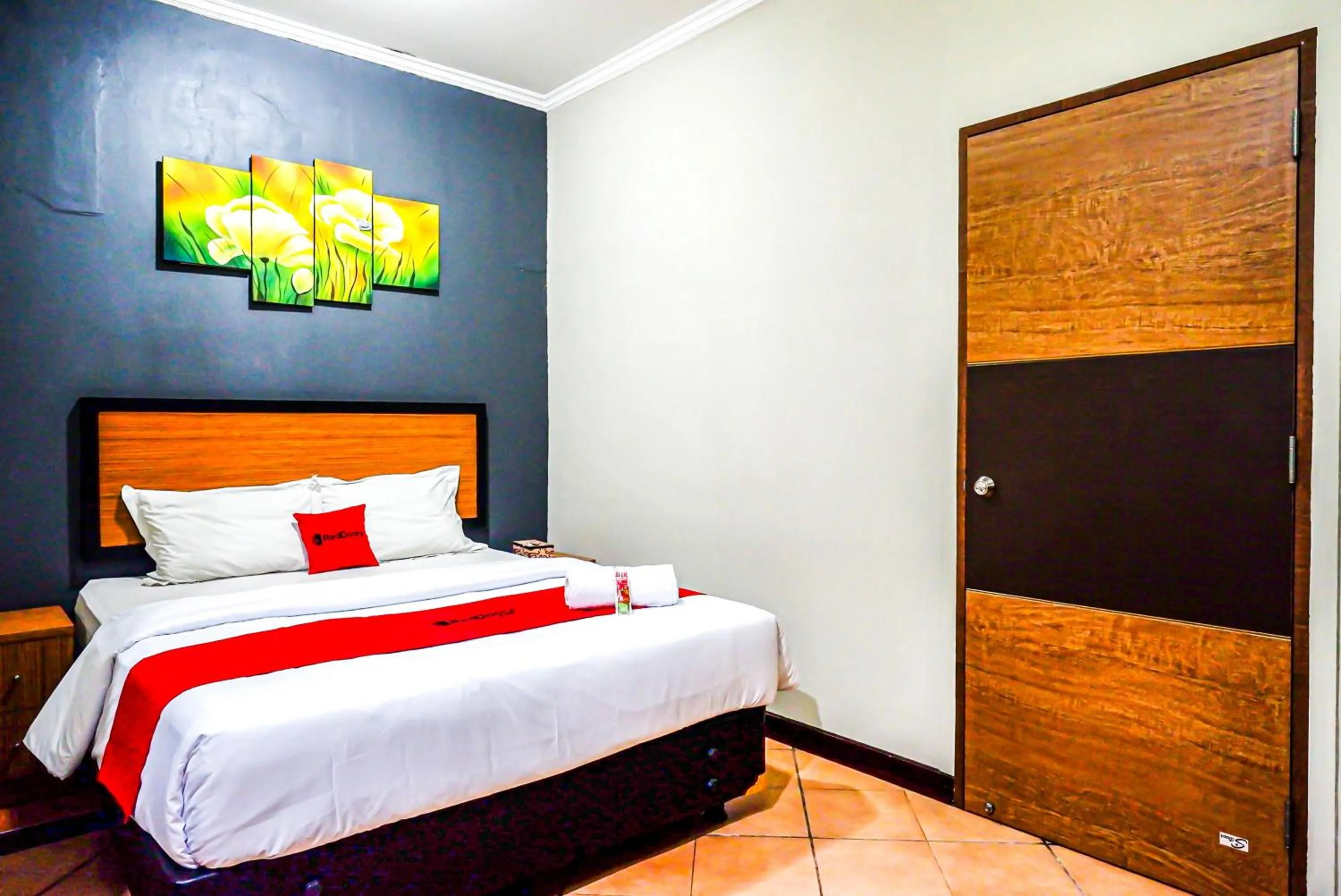 Bedroom, Bed in RedDoorz Plus near Amplaz Yogyakarta