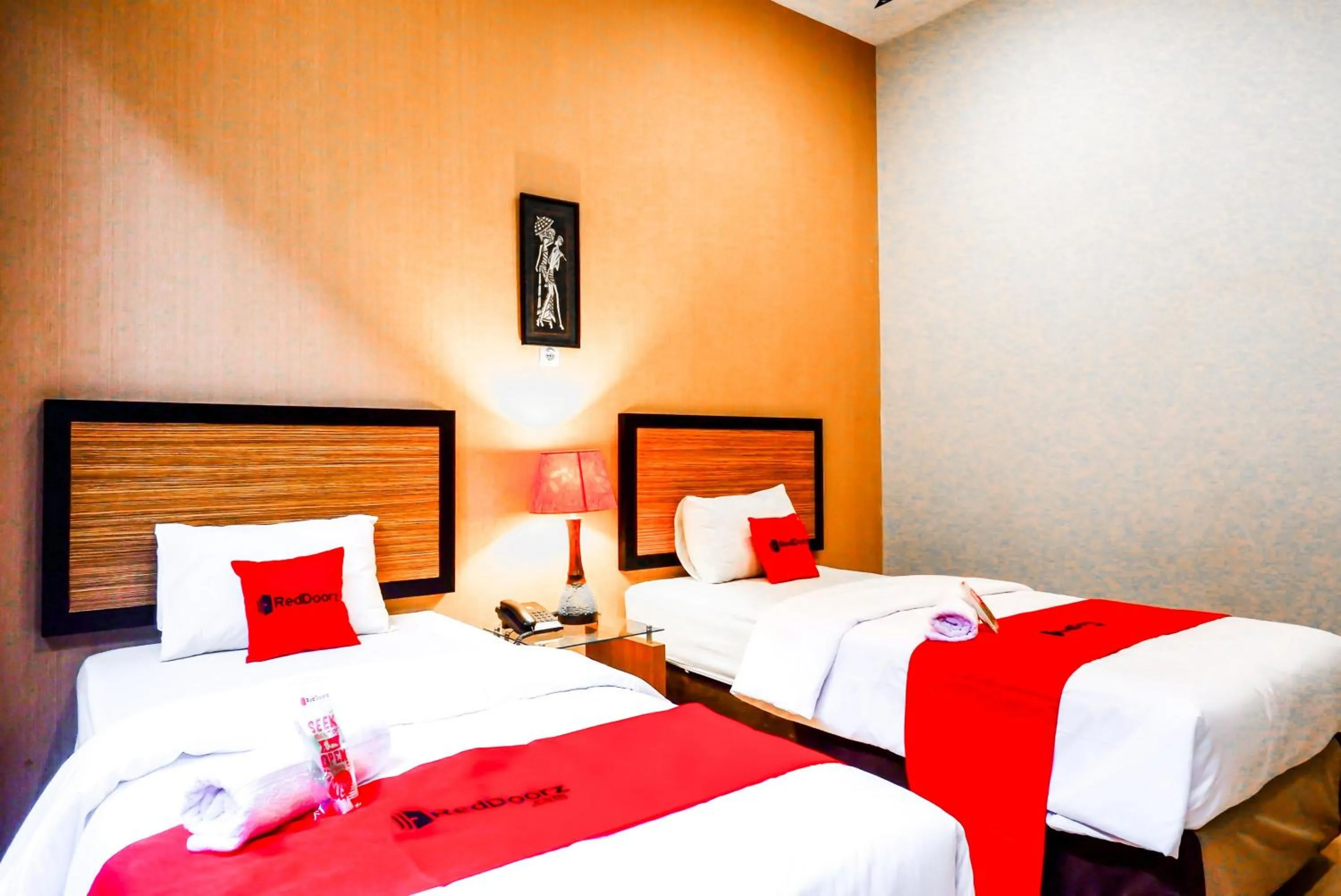 Bedroom, Bed in RedDoorz Plus near Amplaz Yogyakarta