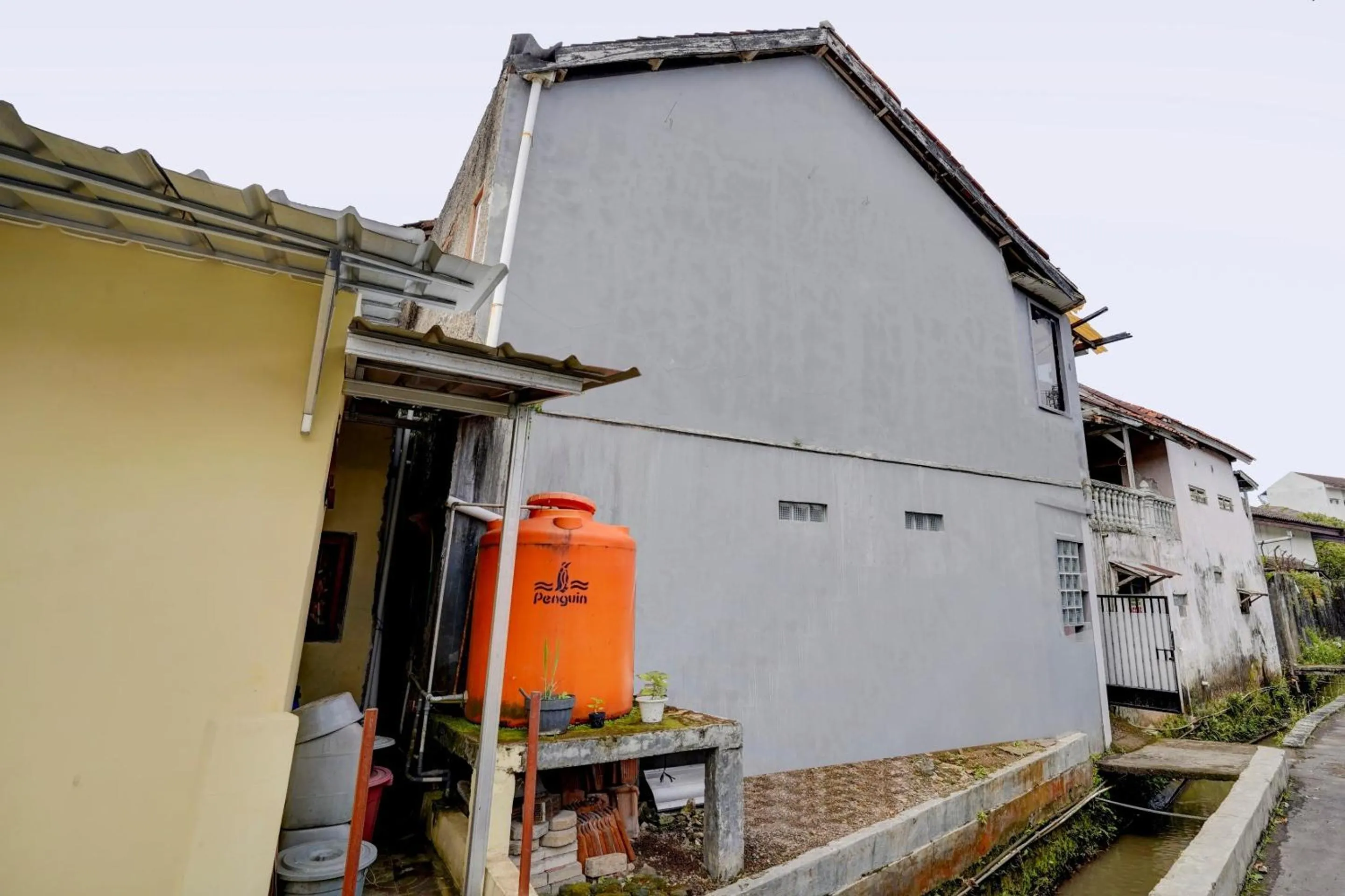 Facade/entrance in OYO Life 90701 Kost Syariah Deris