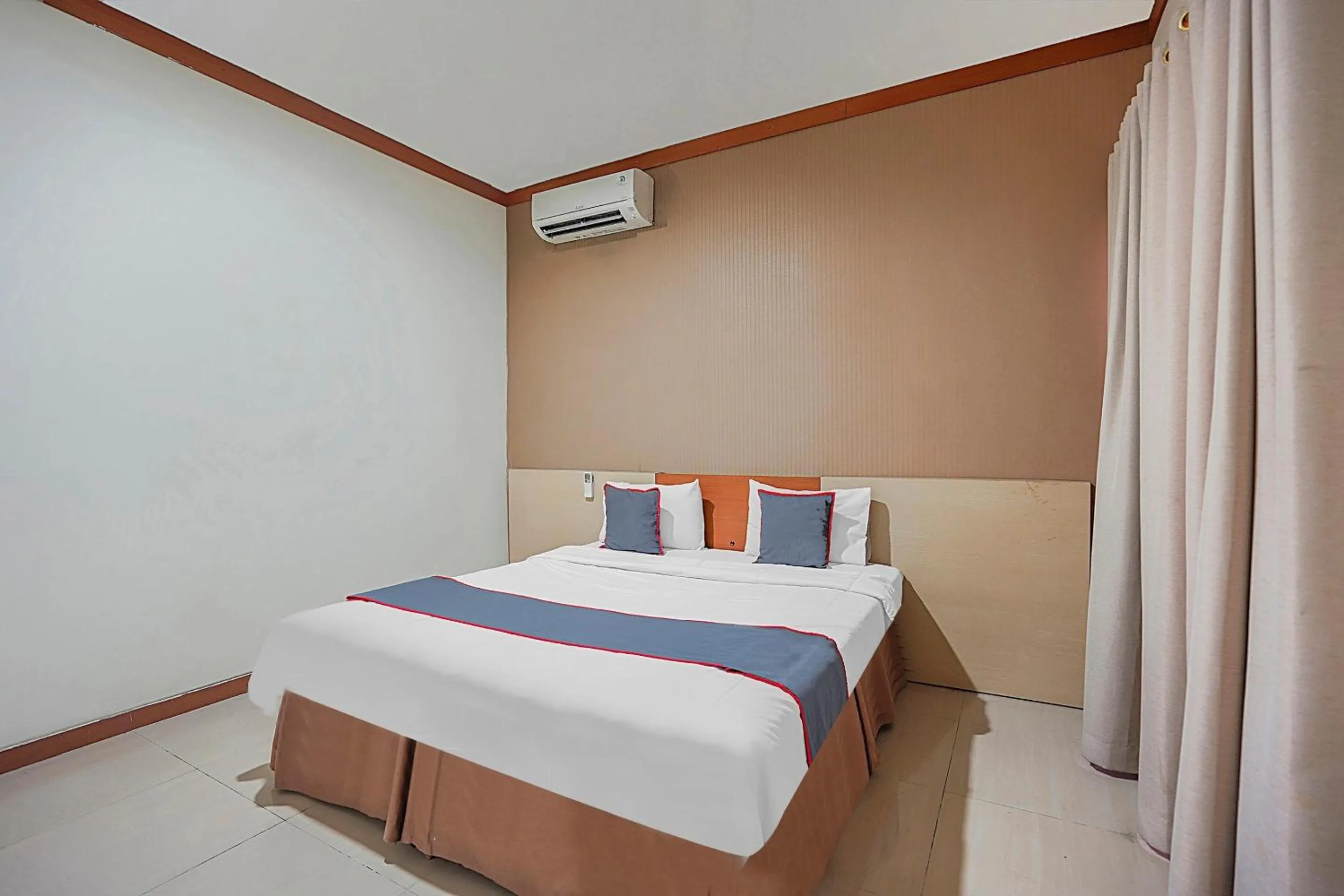 Bedroom in Collection O 90724 Hotel Sinar Sidoarjo