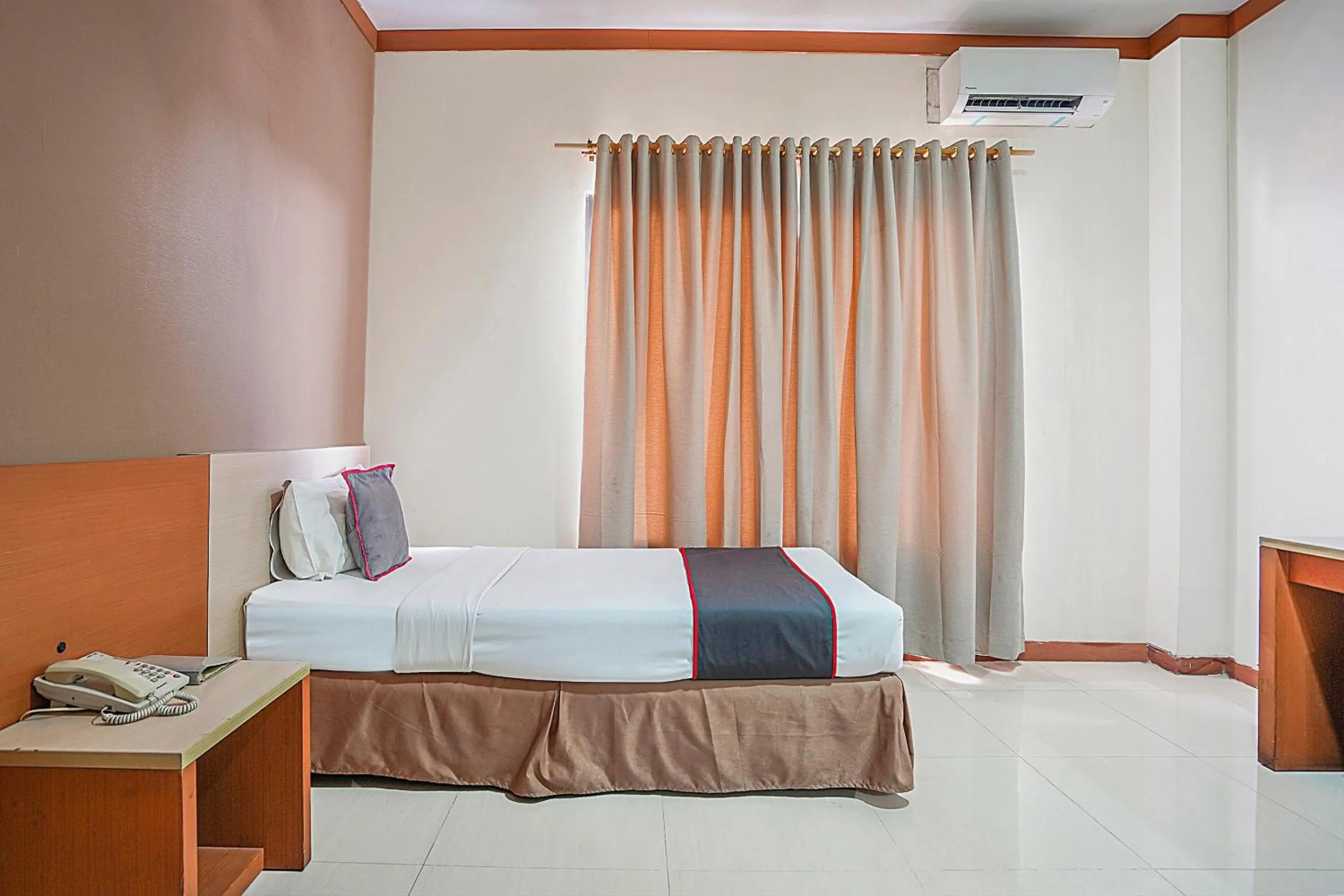 Bedroom in Collection O 90724 Hotel Sinar Sidoarjo