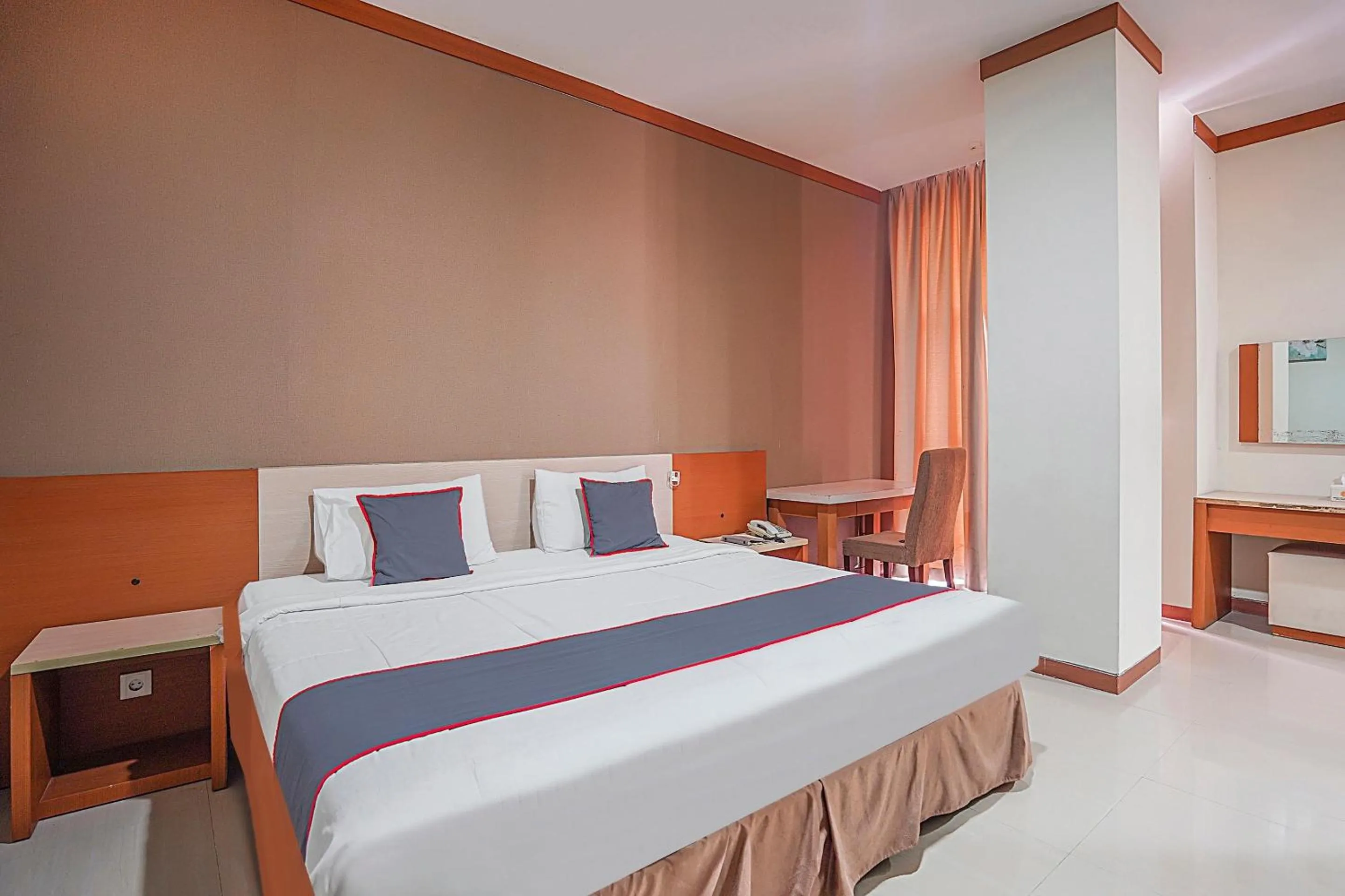 Bedroom in Collection O 90724 Hotel Sinar Sidoarjo
