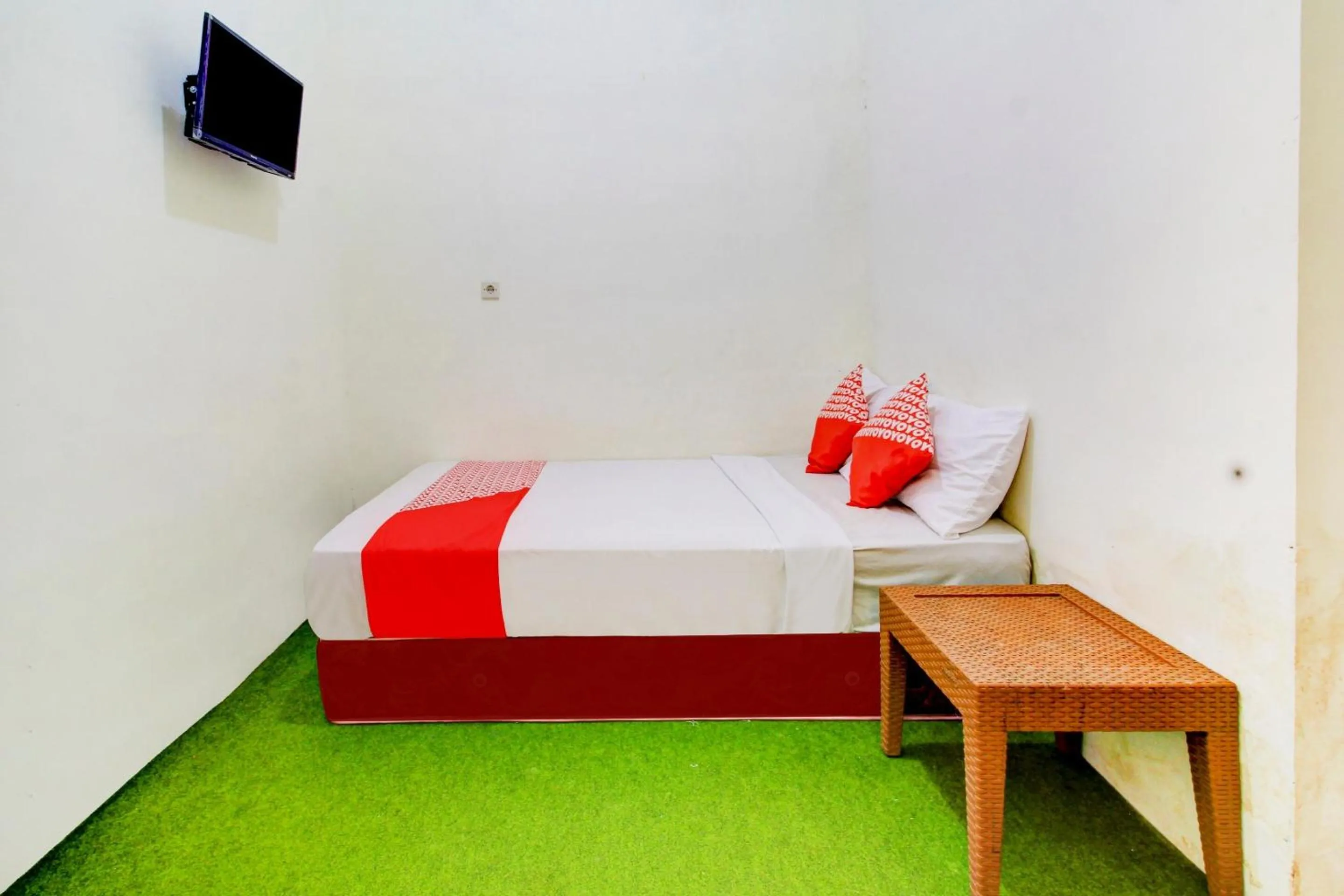 Bedroom, Bed in Hotel O Zeevanna Guest House Syariah