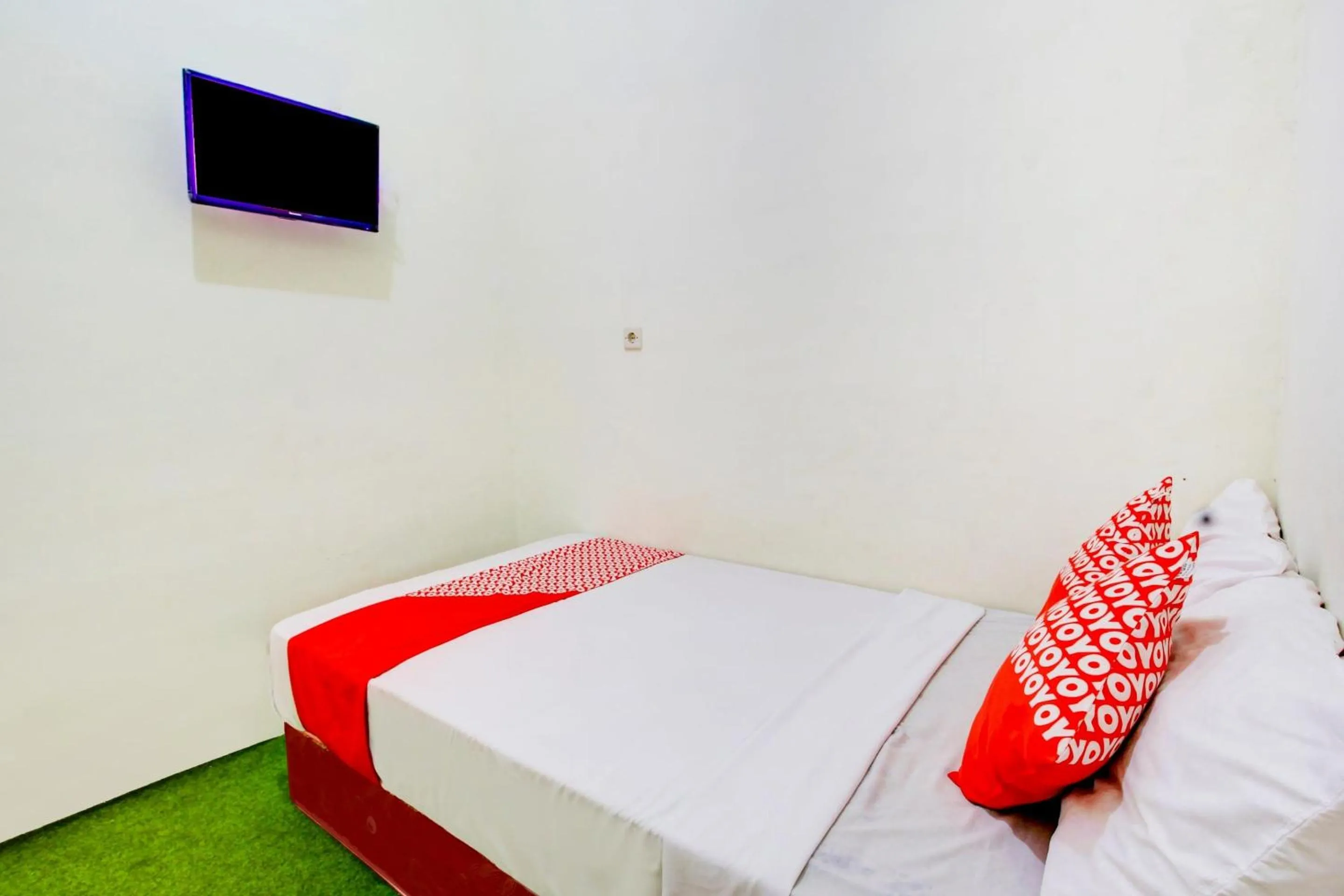Bedroom, Bed in Hotel O Zeevanna Guest House Syariah