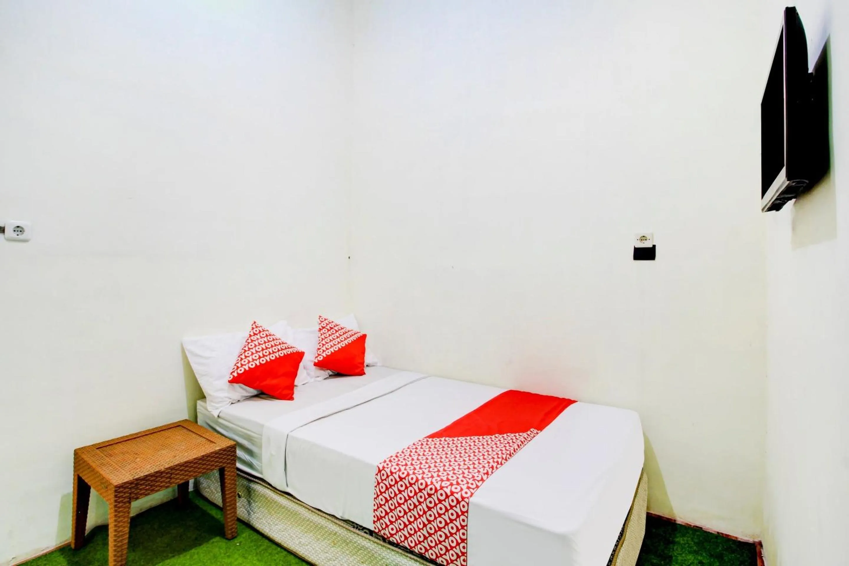 Bedroom, Bed in Hotel O Zeevanna Guest House Syariah