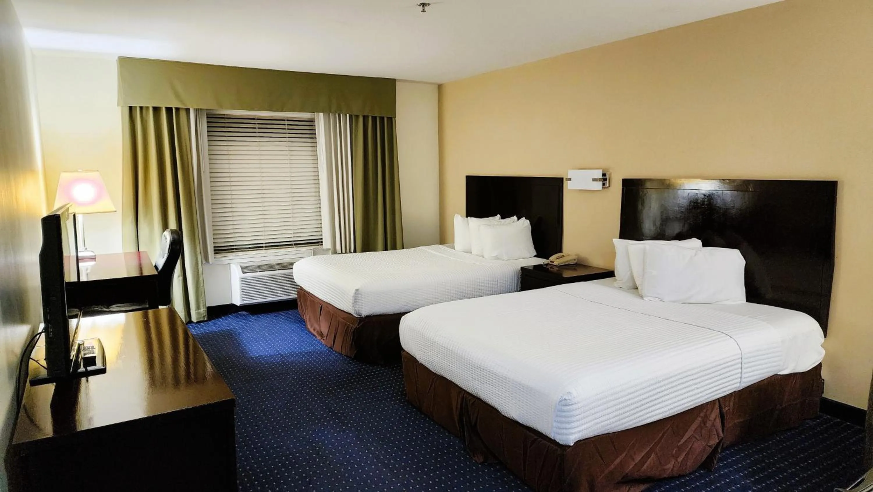 Bed in FairBridge Inn & Suites Canadian