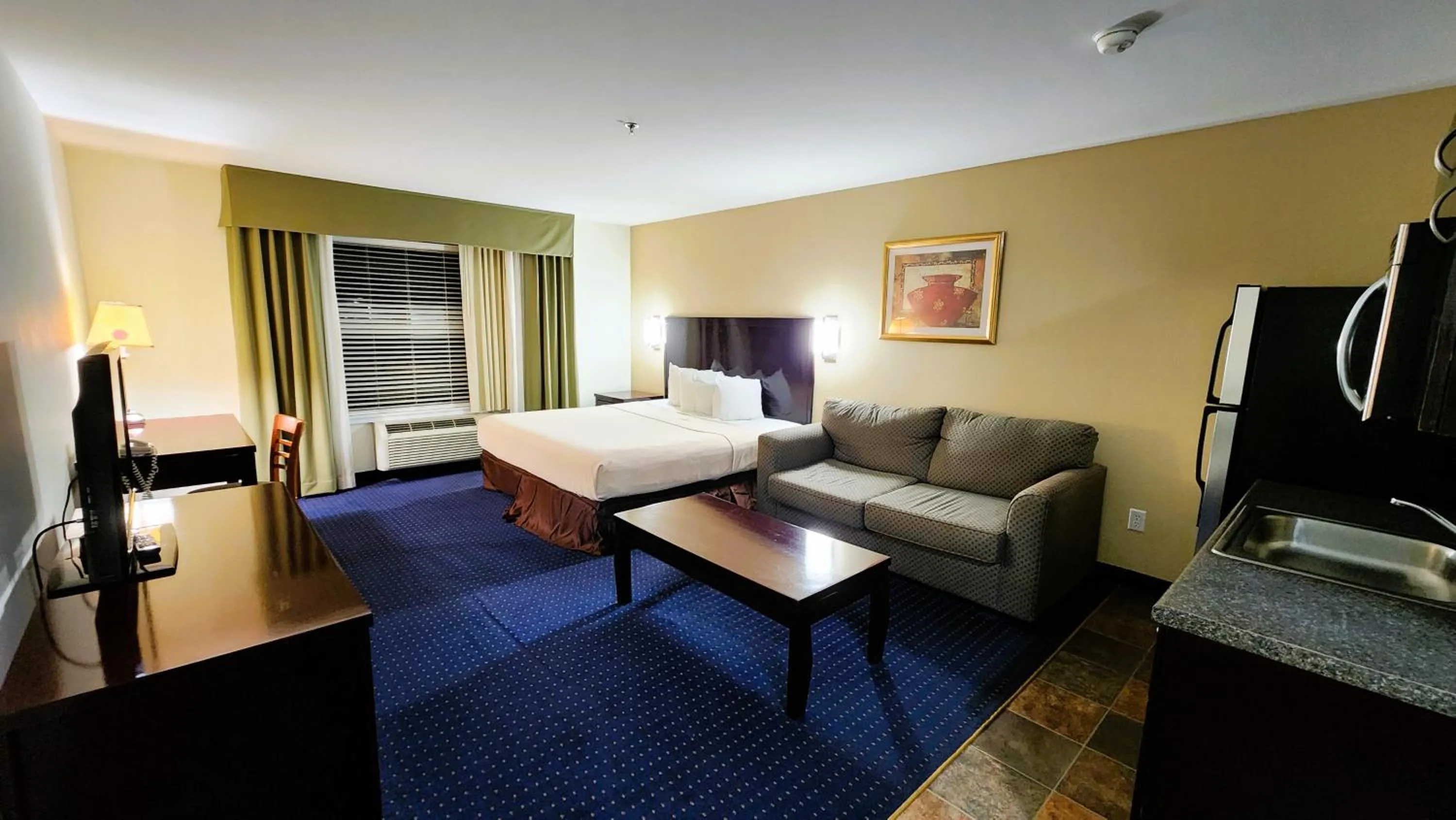 Bed in FairBridge Inn & Suites Canadian