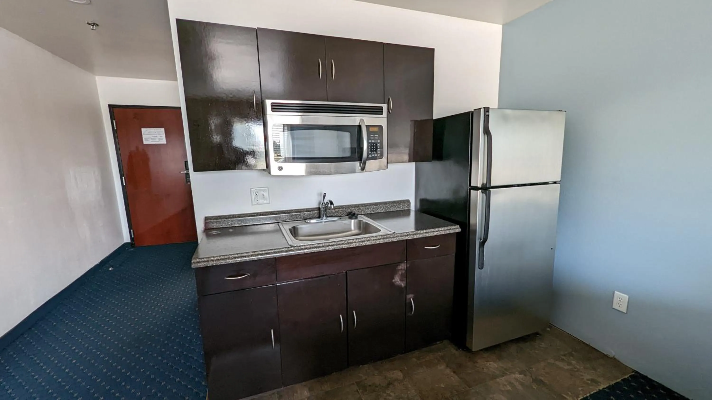 Kitchen or kitchenette in FairBridge Inn & Suites Canadian