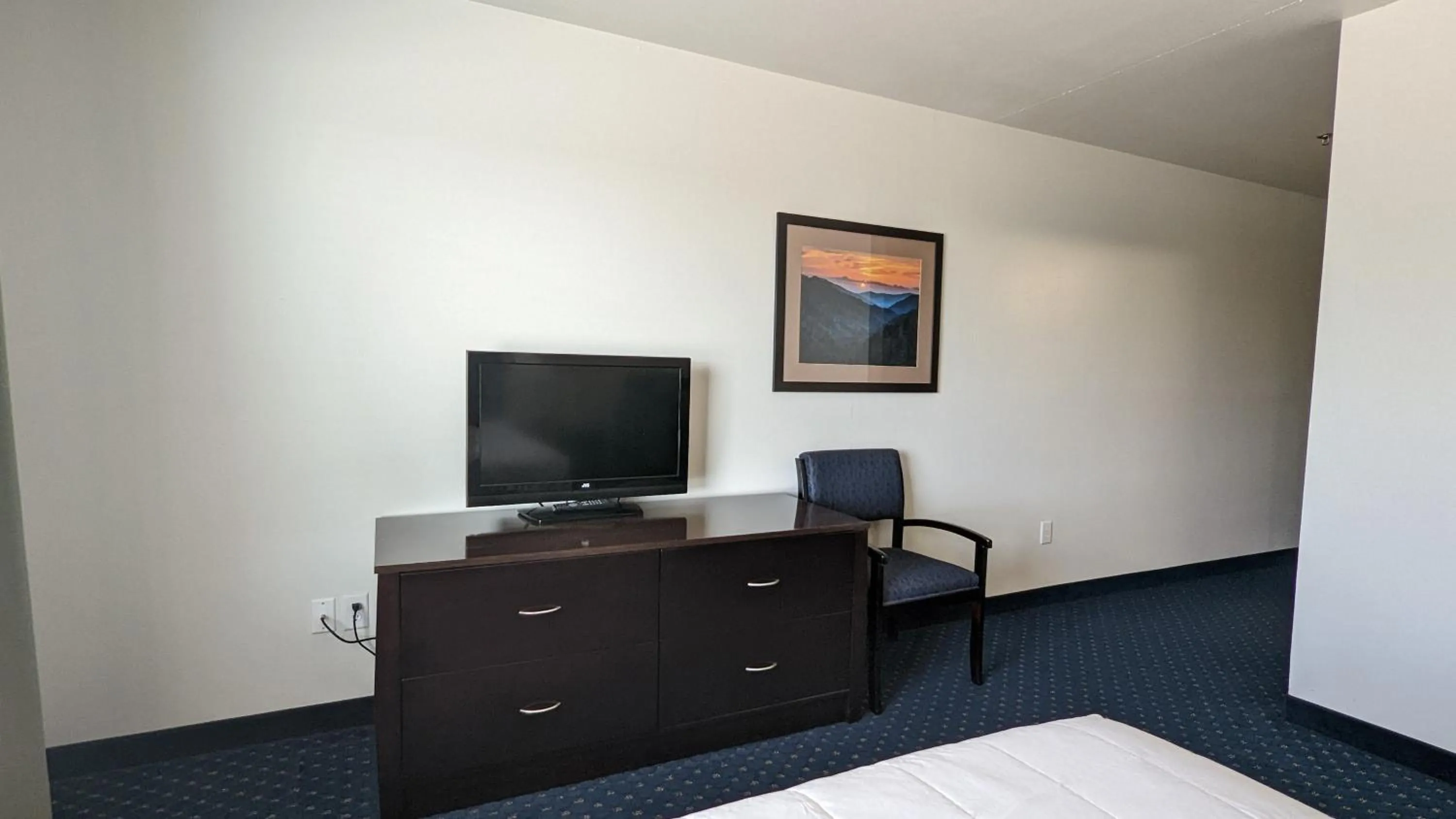 Bed in FairBridge Inn & Suites Canadian