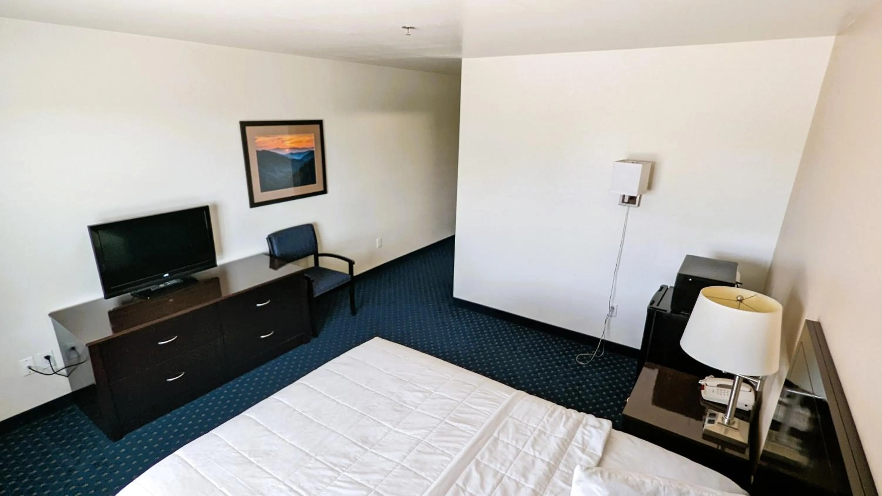 Bed in FairBridge Inn & Suites Canadian