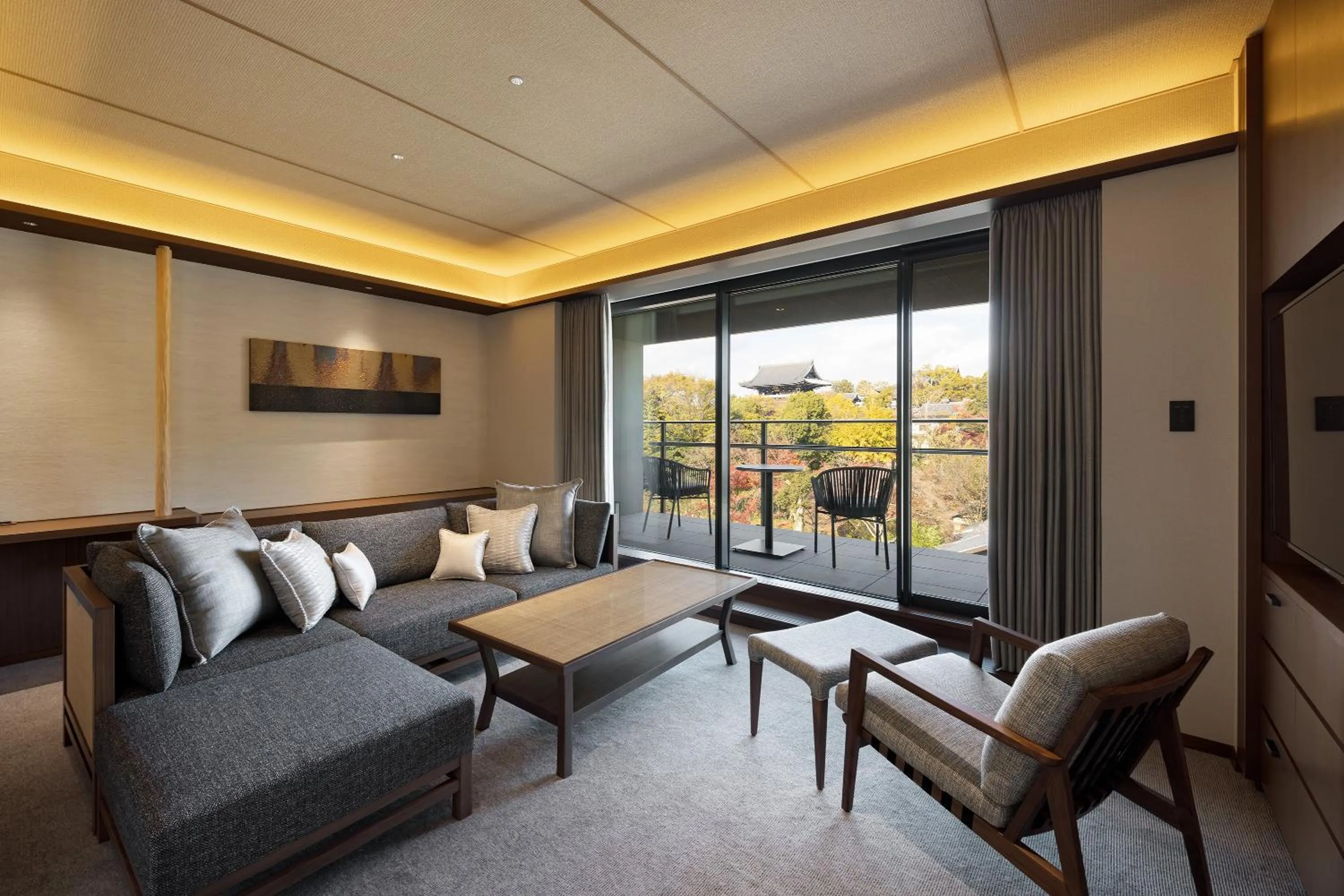 Living room in Hotel Okura Kyoto Okazaki Bettei
