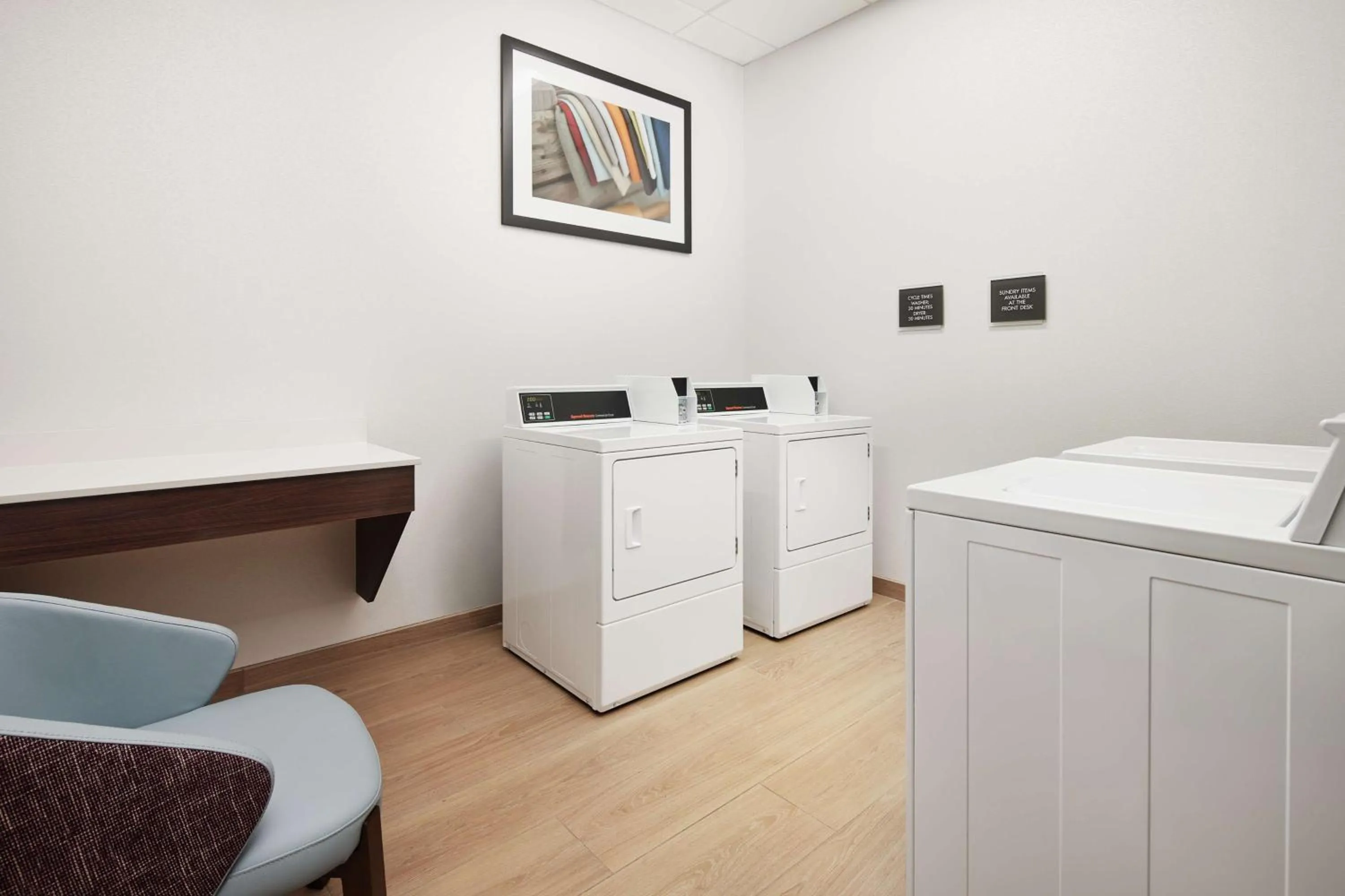 Property building, Bed in Embassy Suites By Hilton Atlanta Airport North