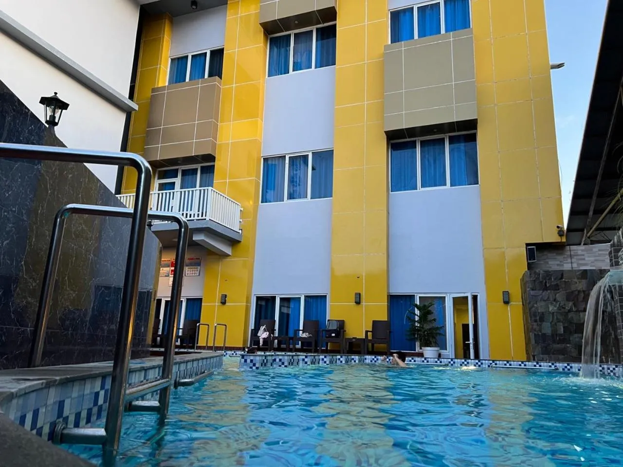 Swimming pool in Kirei Hotel