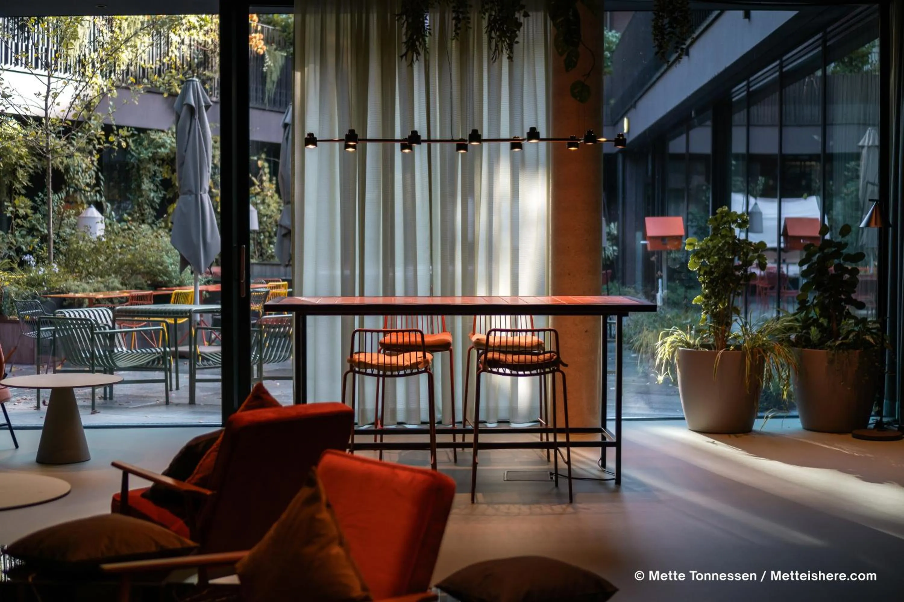 Lounge or bar in Hotel Indigo Vienna - Naschmarkt by IHG
