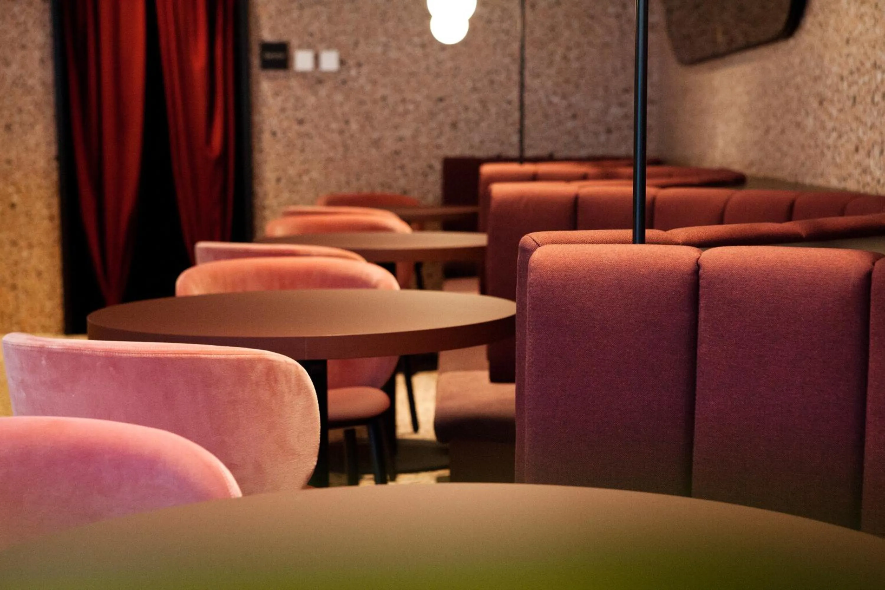 Lounge or bar in Hotel Indigo Vienna - Naschmarkt by IHG