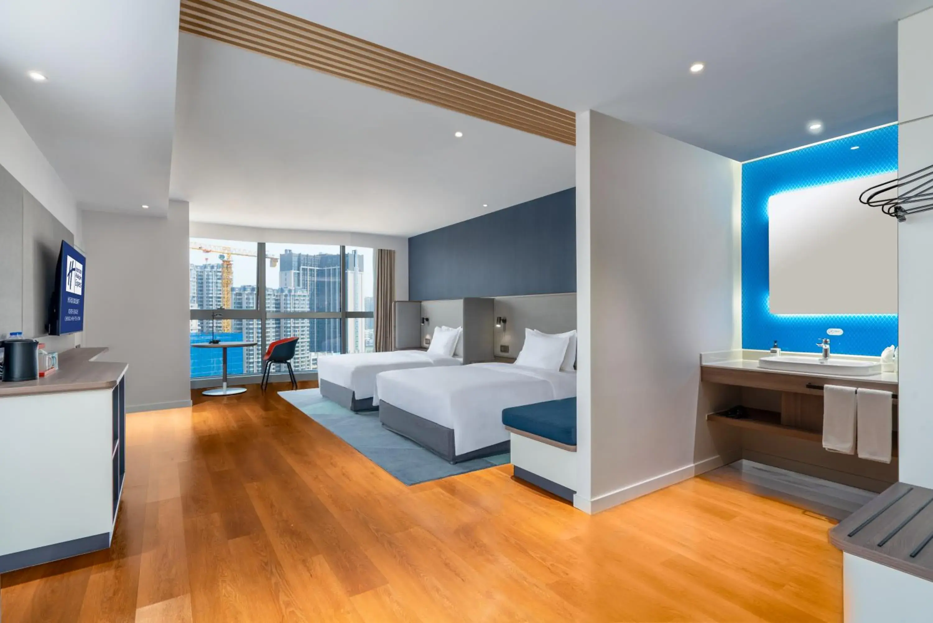 Standard Queen Room with Two Queen Beds and Extra Floor Space in Holiday Inn Express Chengdu High-Tech Zone Standard Queen Room with Two Queen Beds and Extra Floor Space in Holiday Inn Express Chengdu High-Tech Zone