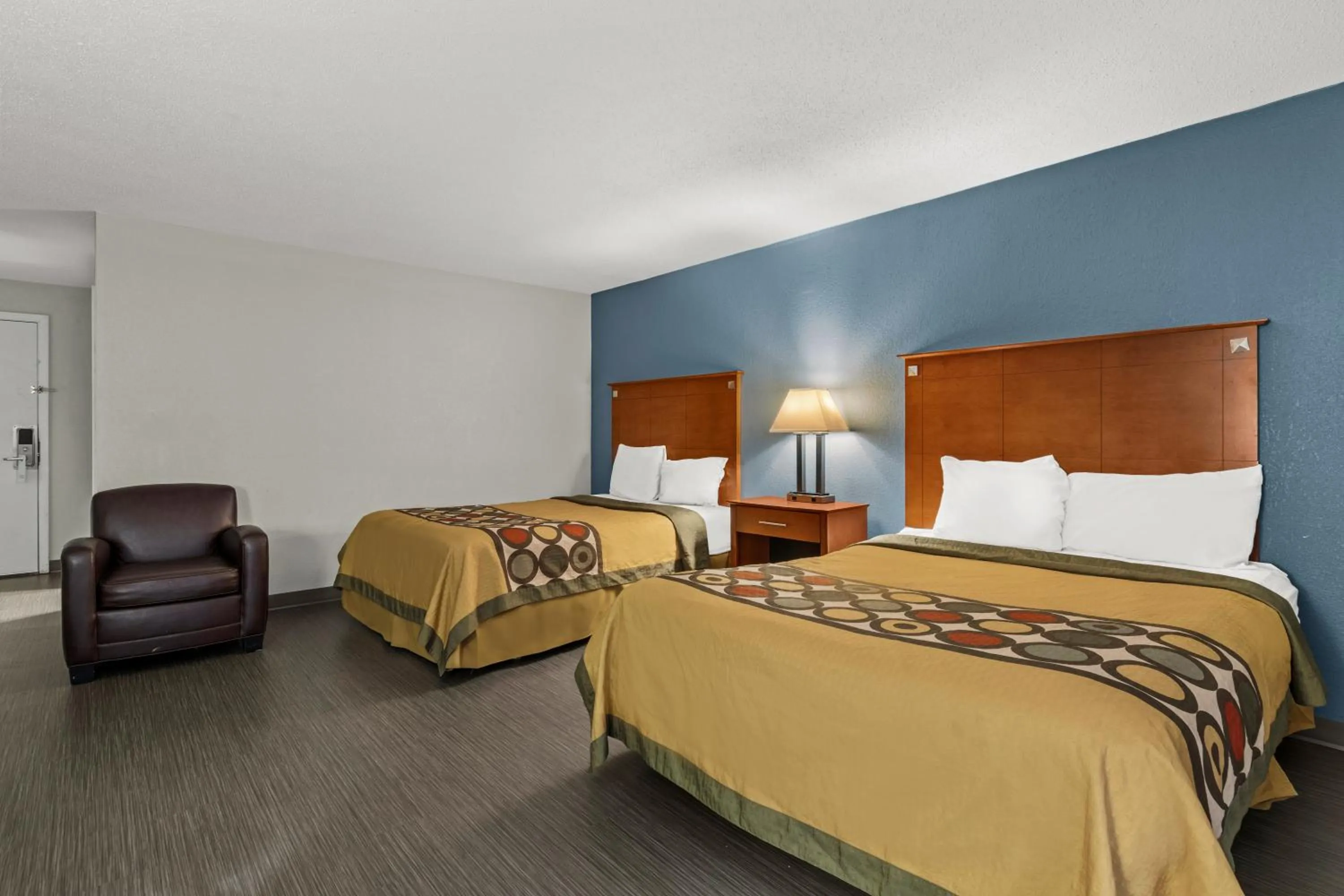 Seating area, Bed in Americas Best Value Inn Carlisle