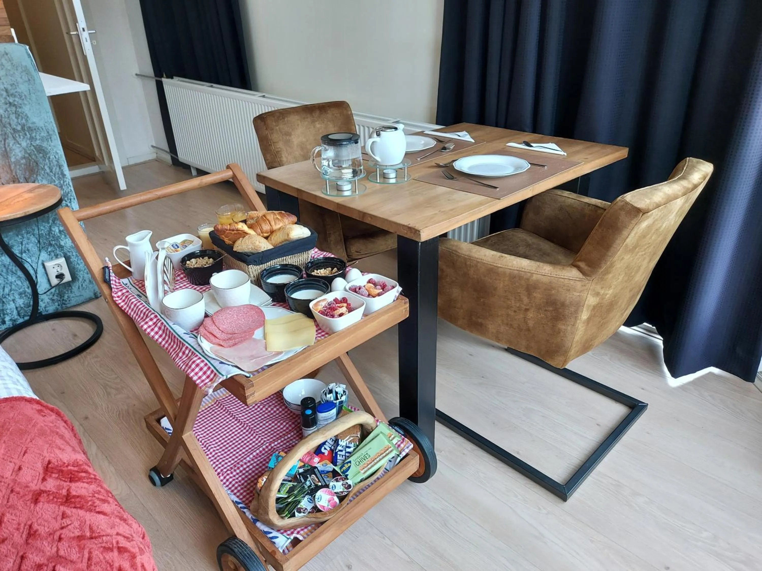 Food and drinks in East Meets West Bed and Breakfast