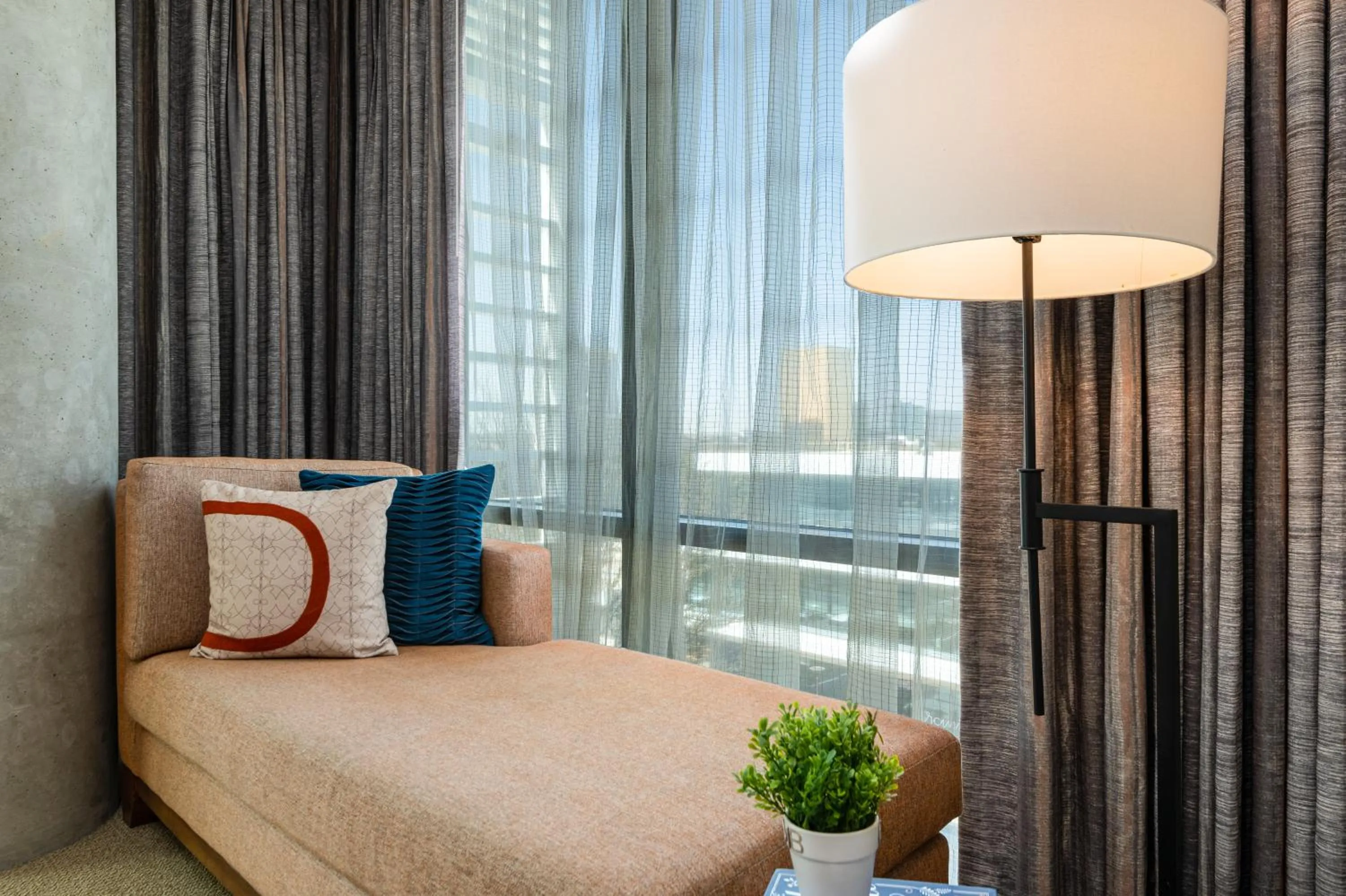 Seating area, Bed in Drey Hotel