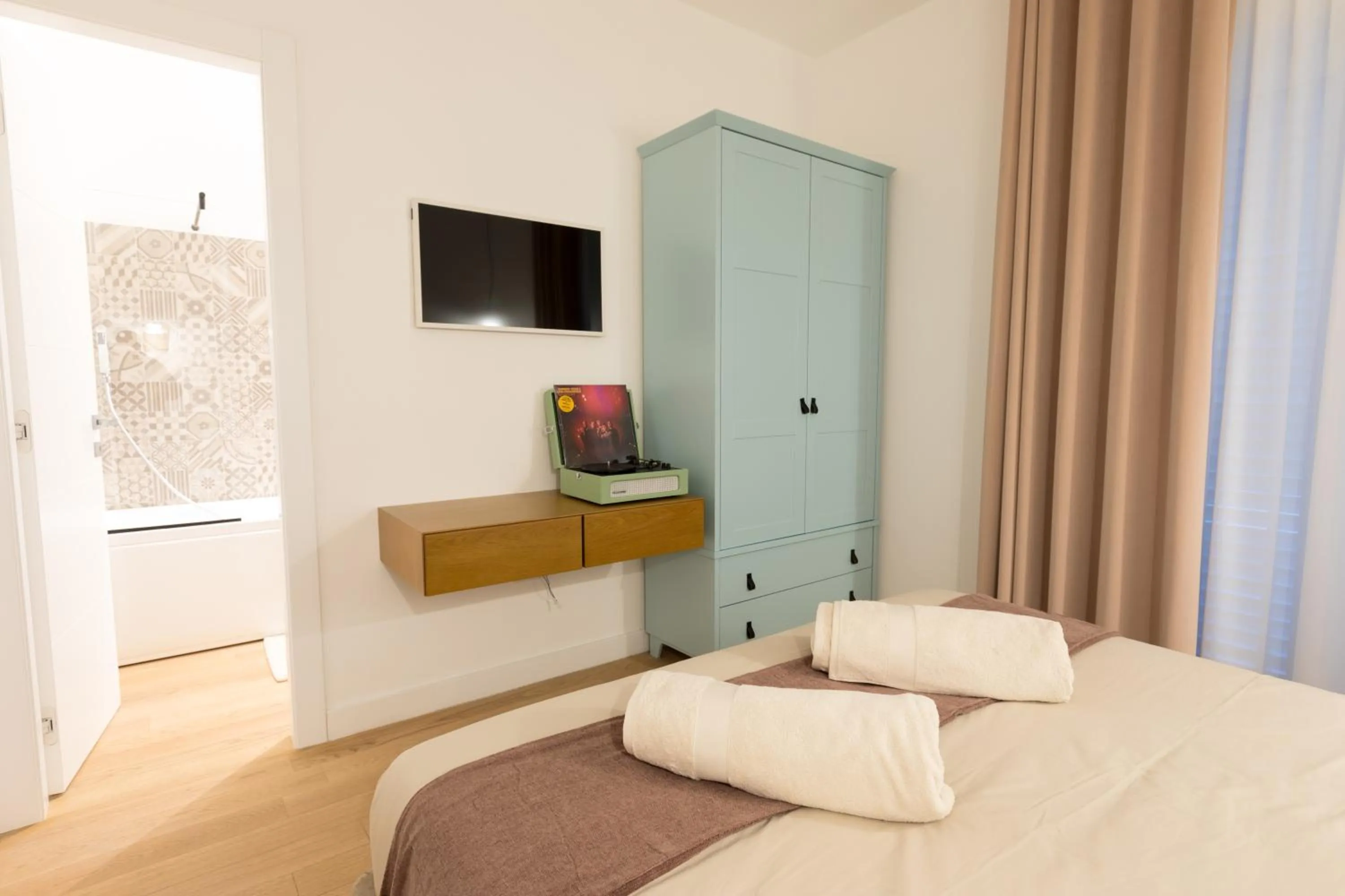 TV/Entertainment Center in DB home experience