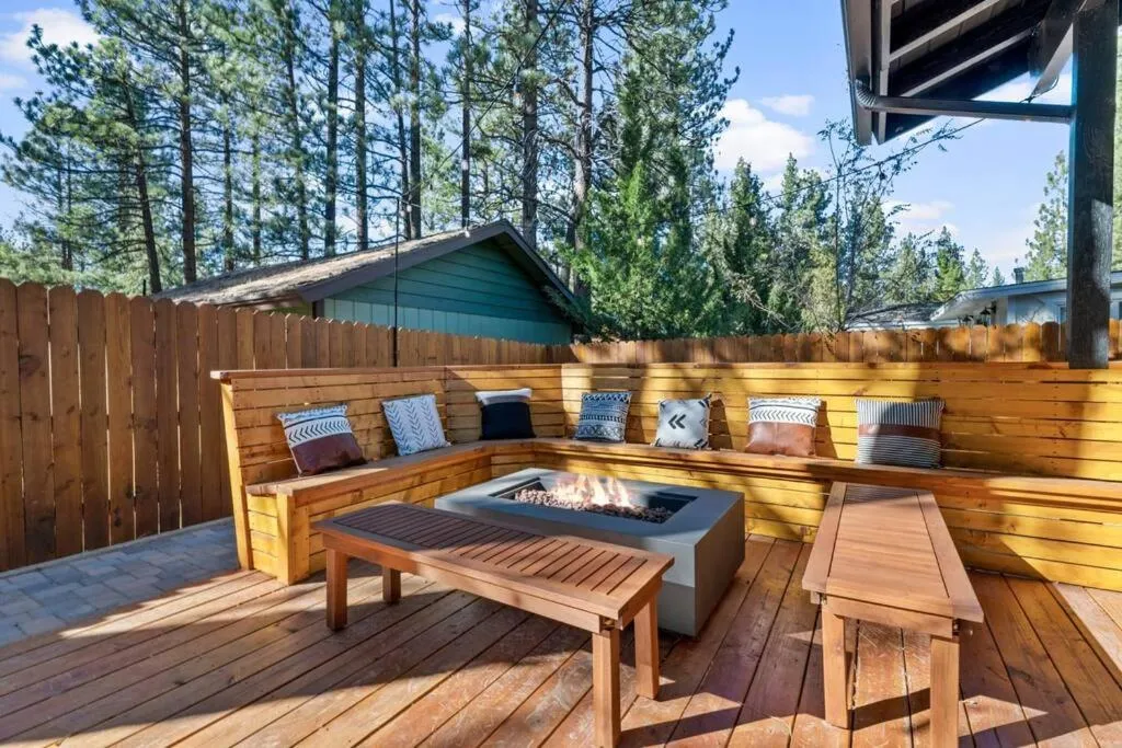 Modern Split Level Cabin -Hot Tub & Game Room