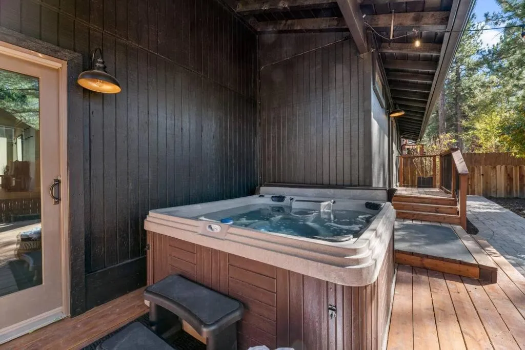 Modern Split Level Cabin -Hot Tub & Game Room