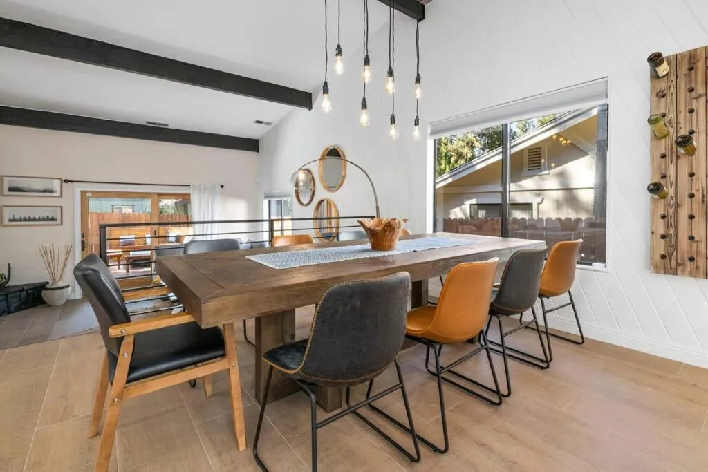 Modern Split Level Cabin -Hot Tub & Game Room