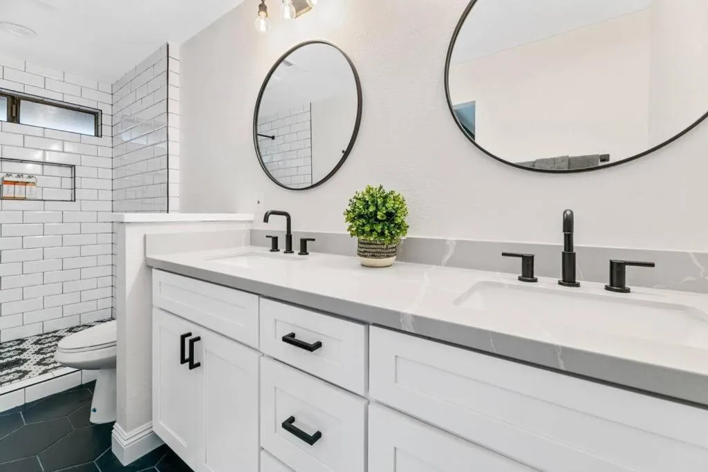 Modern Split Level Cabin -Hot Tub & Game Room