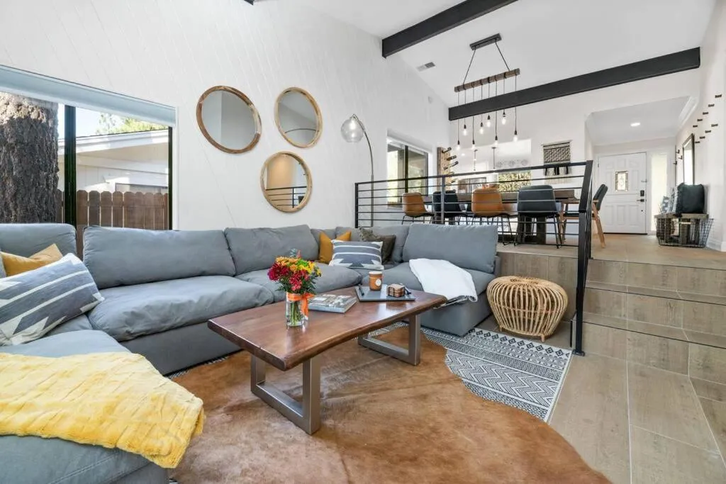 Modern Split Level Cabin -Hot Tub & Game Room