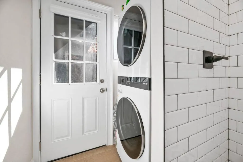 Modern Split Level Cabin -Hot Tub & Game Room