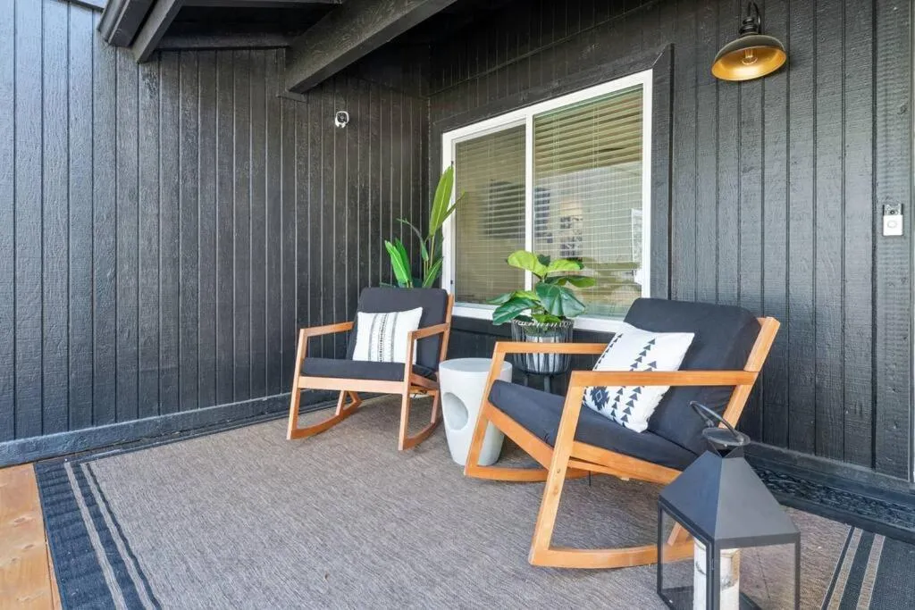 Modern Split Level Cabin -Hot Tub & Game Room