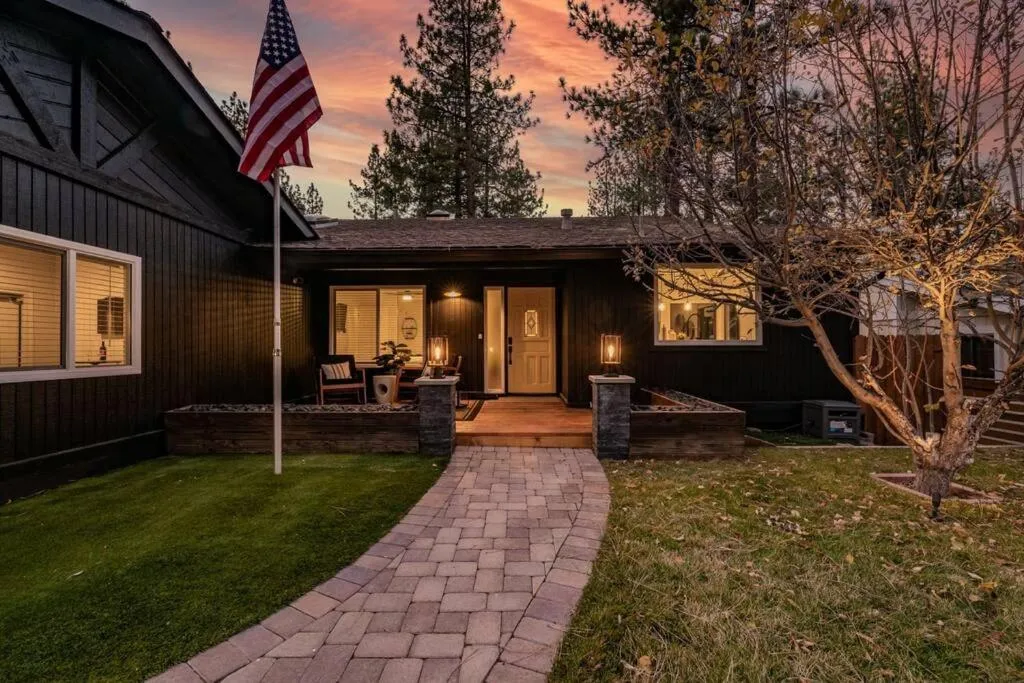 Modern Split Level Cabin -Hot Tub & Game Room
