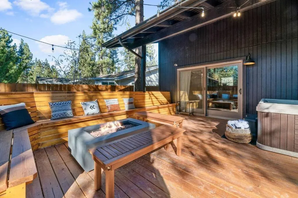 Modern Split Level Cabin -Hot Tub & Game Room