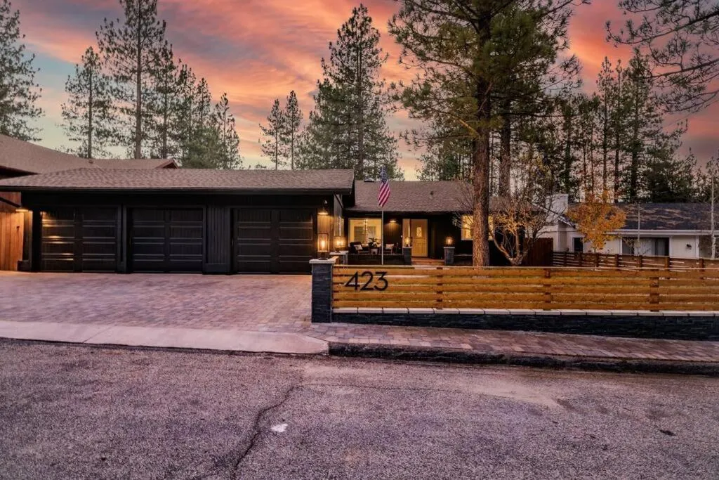 Modern Split Level Cabin -Hot Tub & Game Room