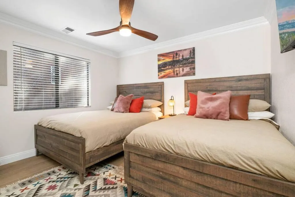 Bed in Modern Split Level Cabin -Hot Tub & Game Room