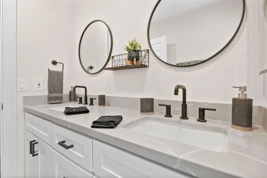 Modern Split Level Cabin -Hot Tub & Game Room