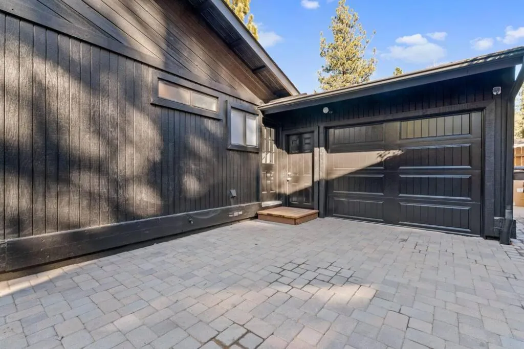 Modern Split Level Cabin -Hot Tub & Game Room