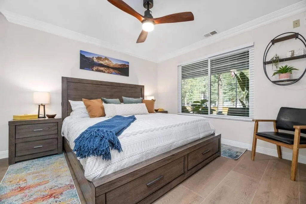 Bed in Modern Split Level Cabin -Hot Tub & Game Room