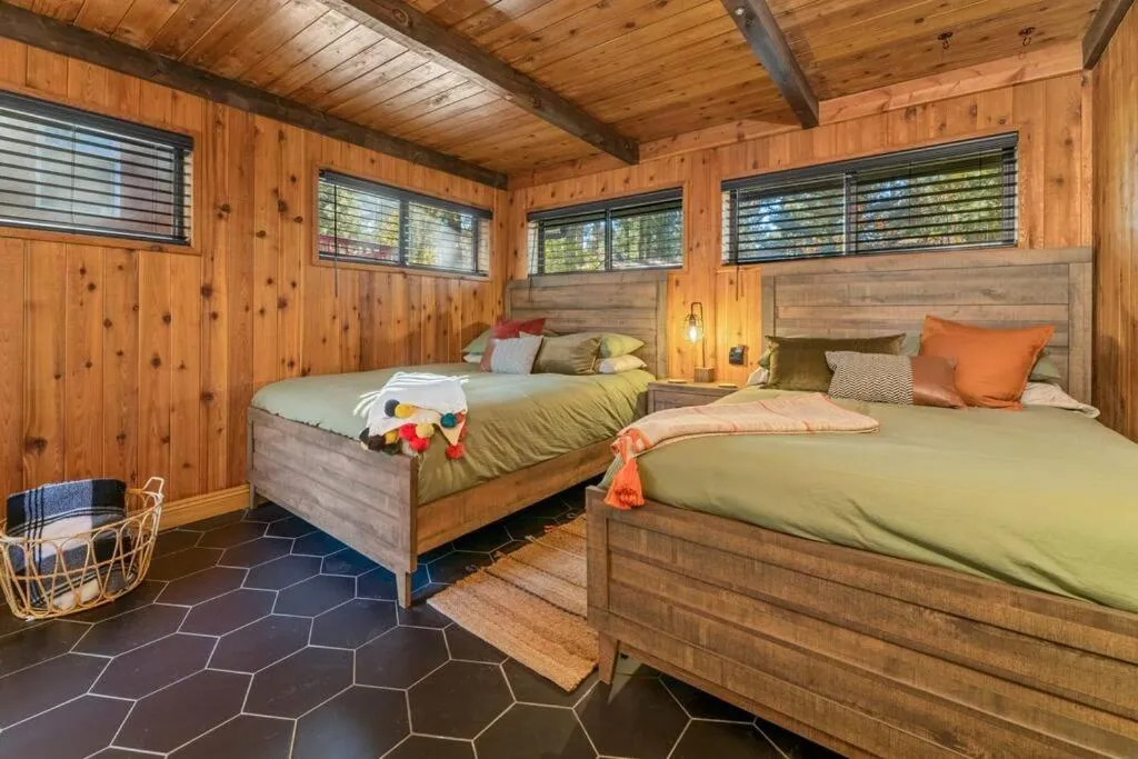 Bed in Modern Split Level Cabin -Hot Tub & Game Room
