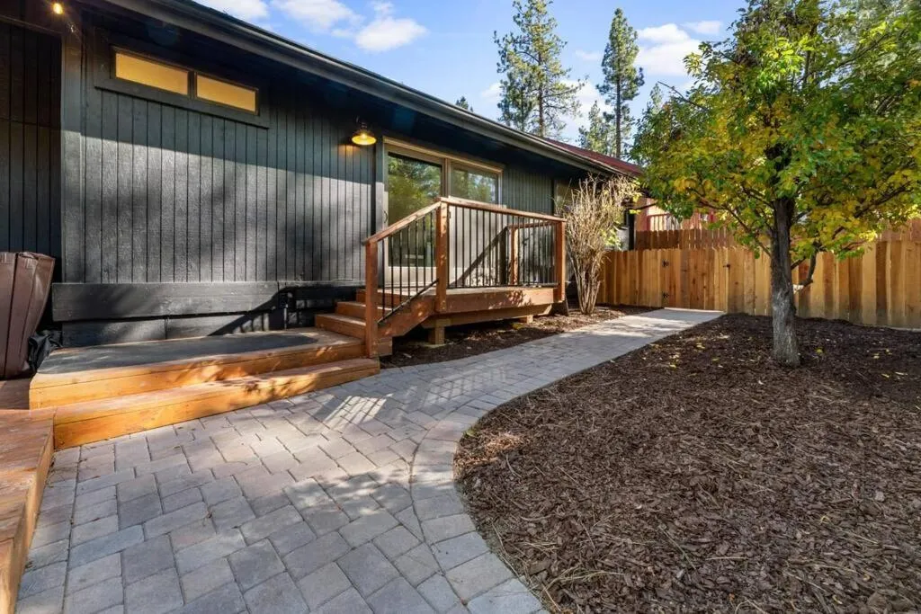 Modern Split Level Cabin -Hot Tub & Game Room