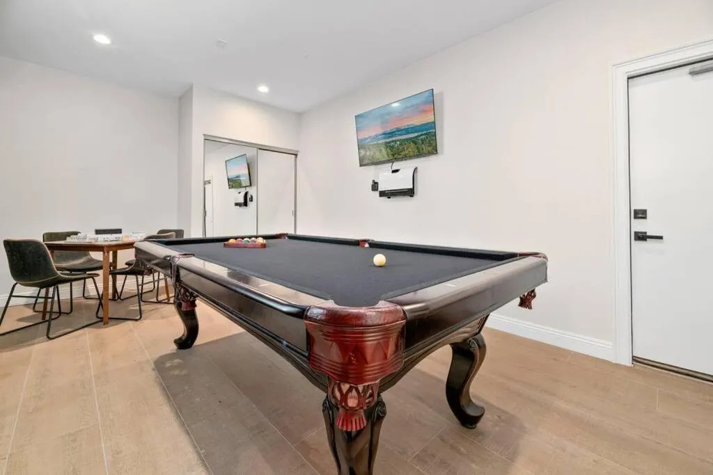 Modern Split Level Cabin -Hot Tub & Game Room