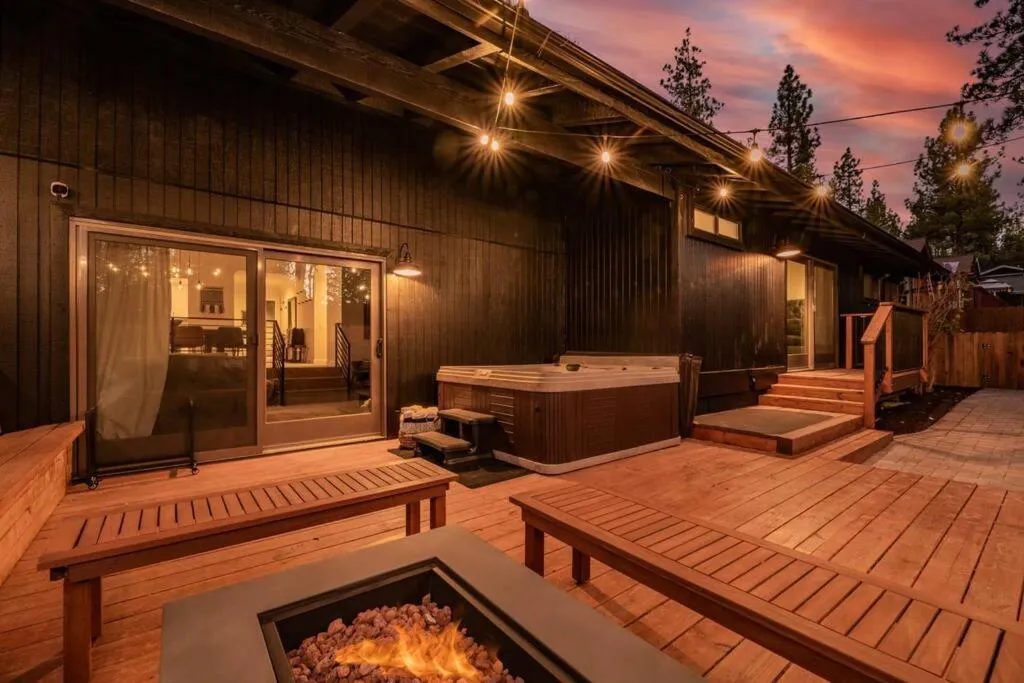 Modern Split Level Cabin -Hot Tub & Game Room