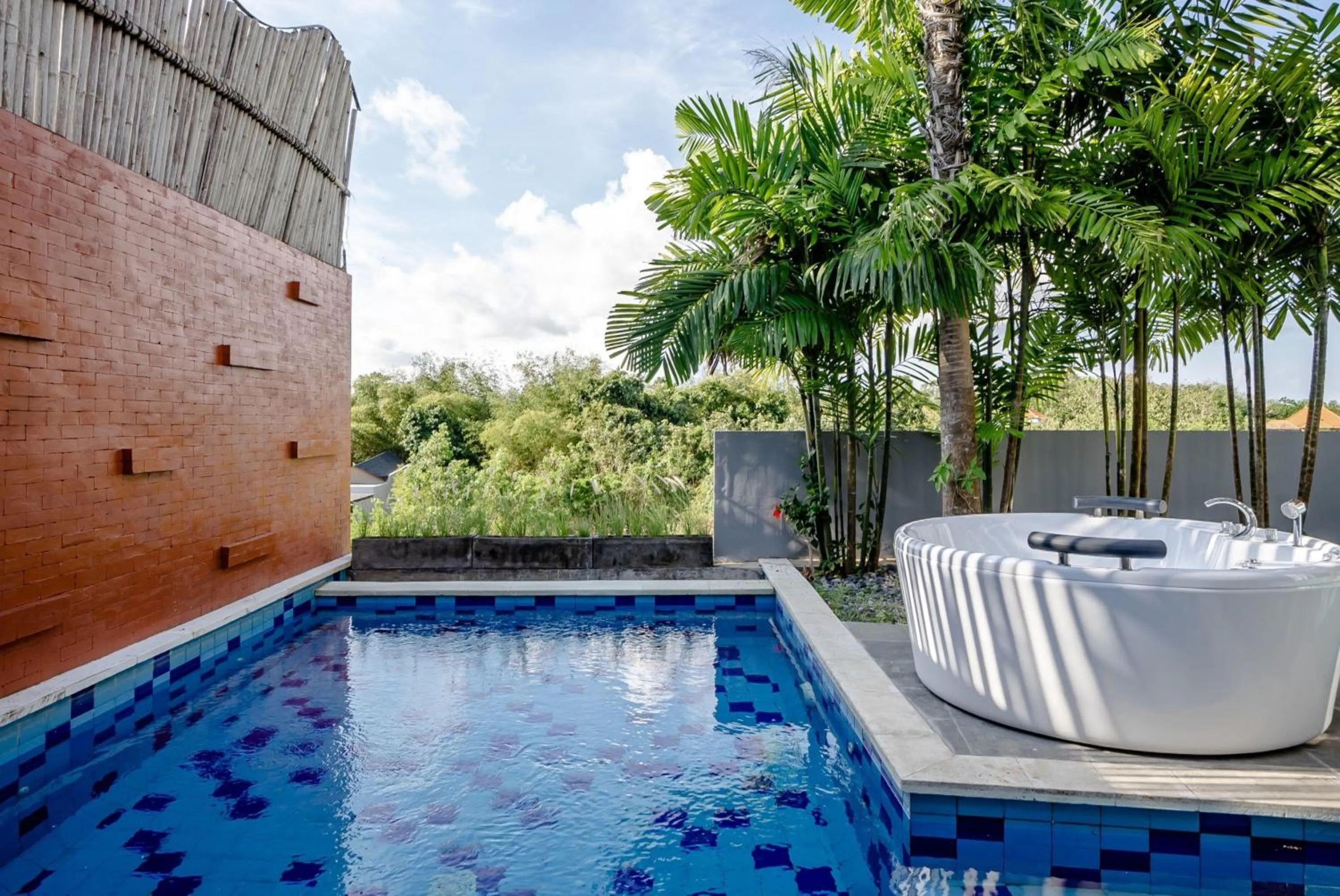 Swimming pool in Gioheven Villa