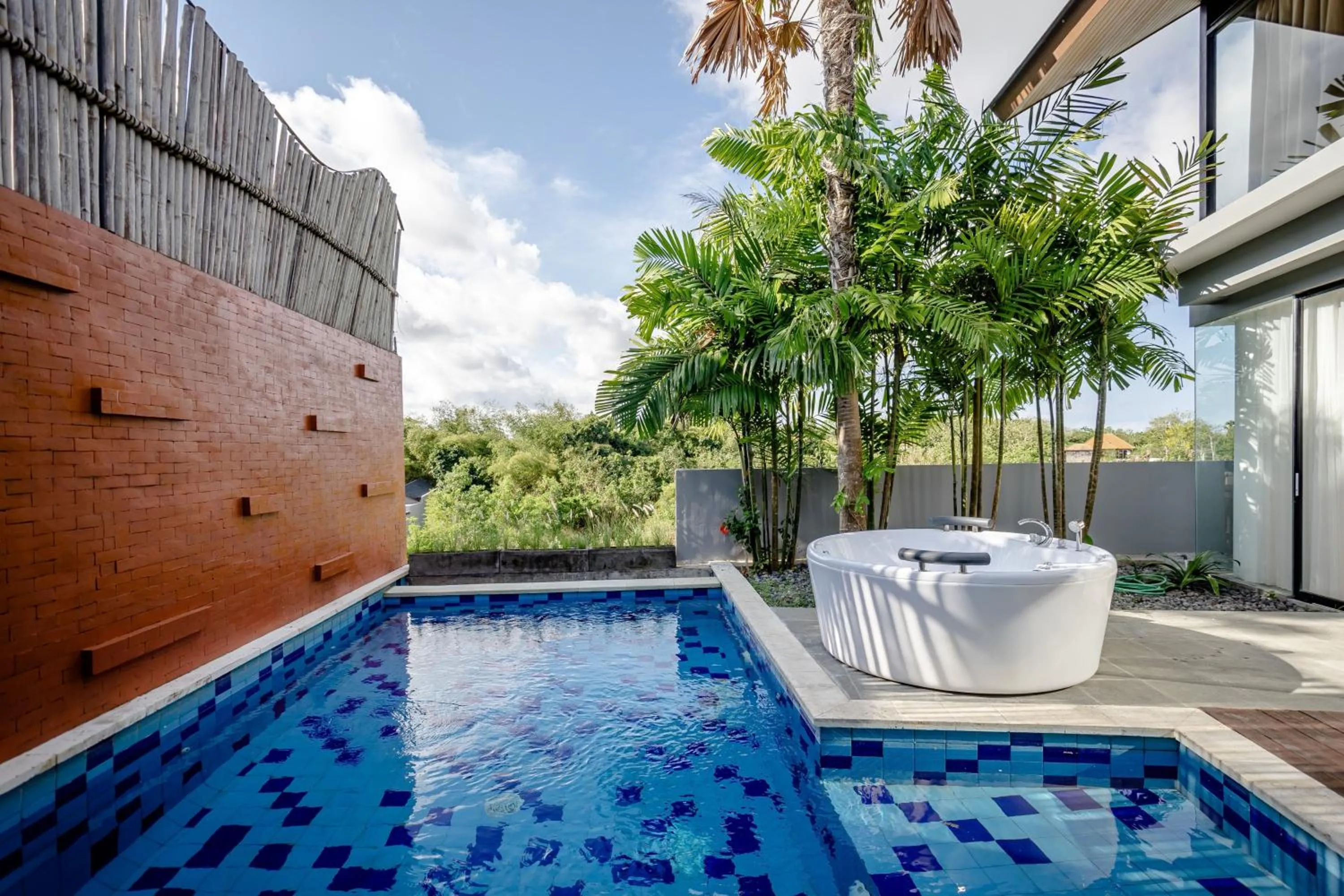 Swimming pool in Gioheven Villa