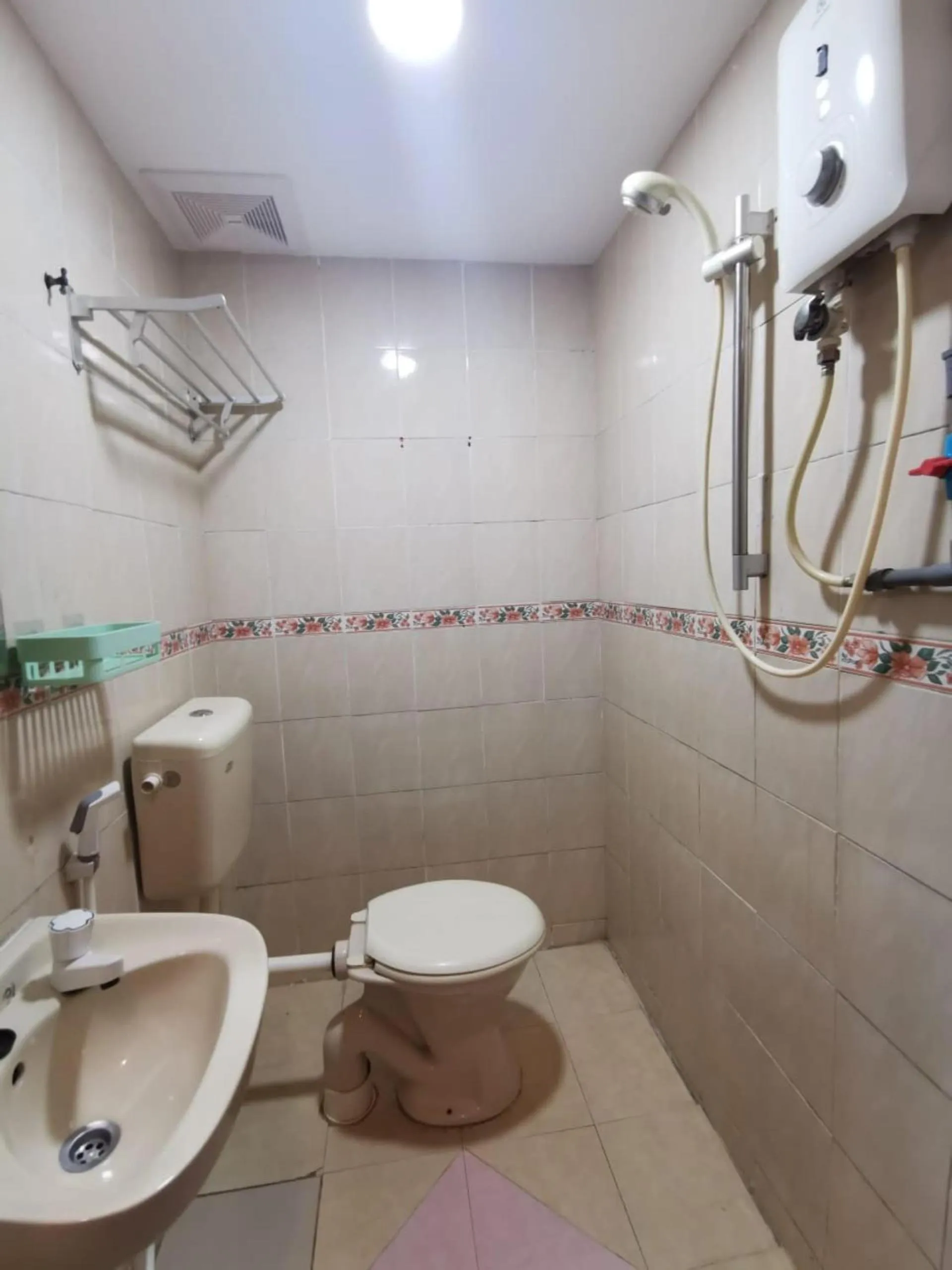 Bathroom in Hotel O My Seven Days Inn