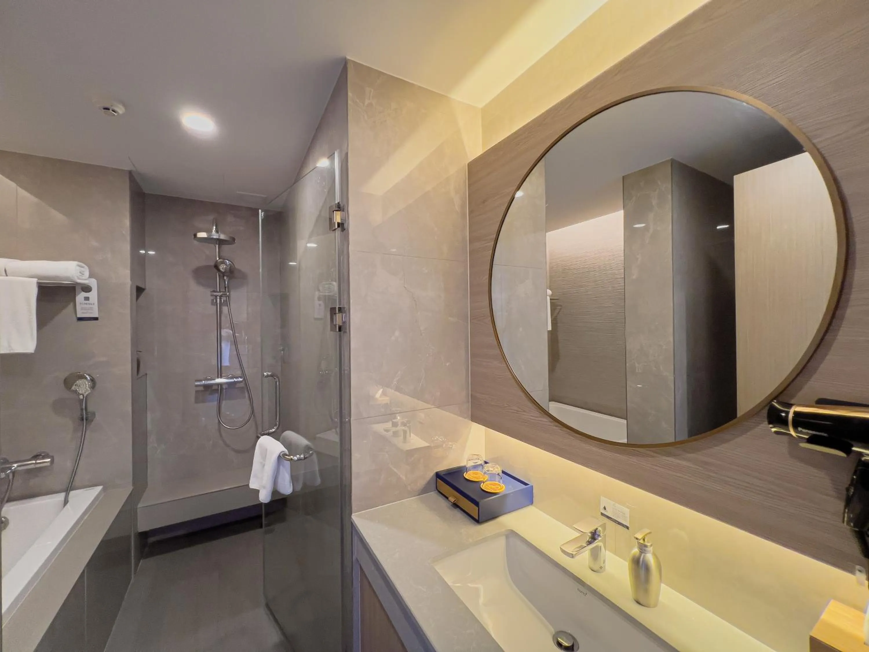 Shower in S Sriracha Hotel & Residence